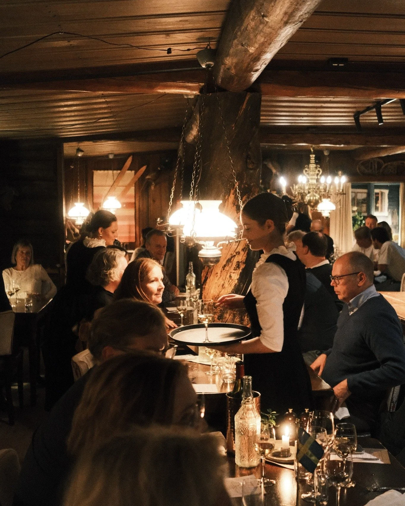 H&ouml;sten &auml;r h&auml;r och i v&aring;rt k&ouml;k doftar det av svamp, mustiga l&aring;ngkok och vilt fr&aring;n skogarna omkring oss 🍂
V&aring;r h&ouml;stmeny serveras fram till julborden drar ig&aring;ng den 27 november.

Passa p&aring; att b