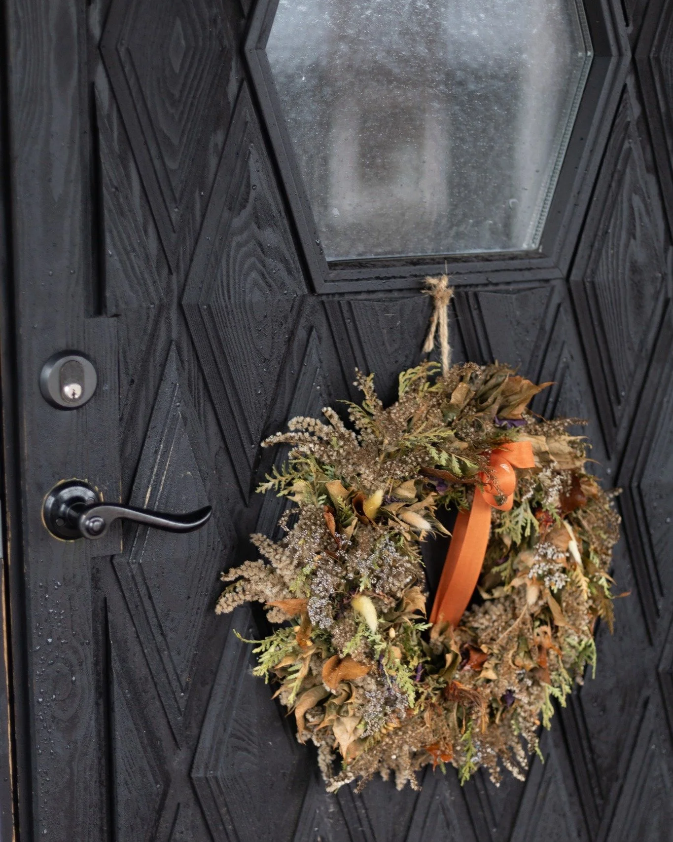 November &auml;r tiden d&aring; vi t&auml;nder ljusen, saktar ner ❤️

P&aring; Gammelg&aring;rden doftar det nygr&auml;ddat br&ouml;d p&aring; morgonen, brasan sprakar och k&ouml;ket fylls av h&ouml;stens b&auml;sta smaker p&aring; kv&auml;llarna.

P