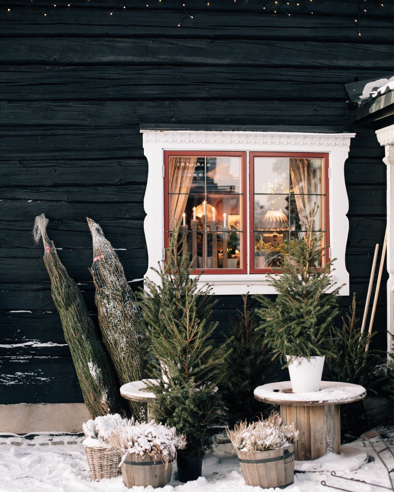 Som en liten julsaga uppe i fj&auml;llen.
Hos oss v&auml;ntar ett klassiskt hemlagat julbord fyllt av omsorg, tradition och smaker vi v&auml;rnat om i generationer. Ingen stress, bara god julmat, sprakande brasa och s&auml;llskapet du tycker mest om.
