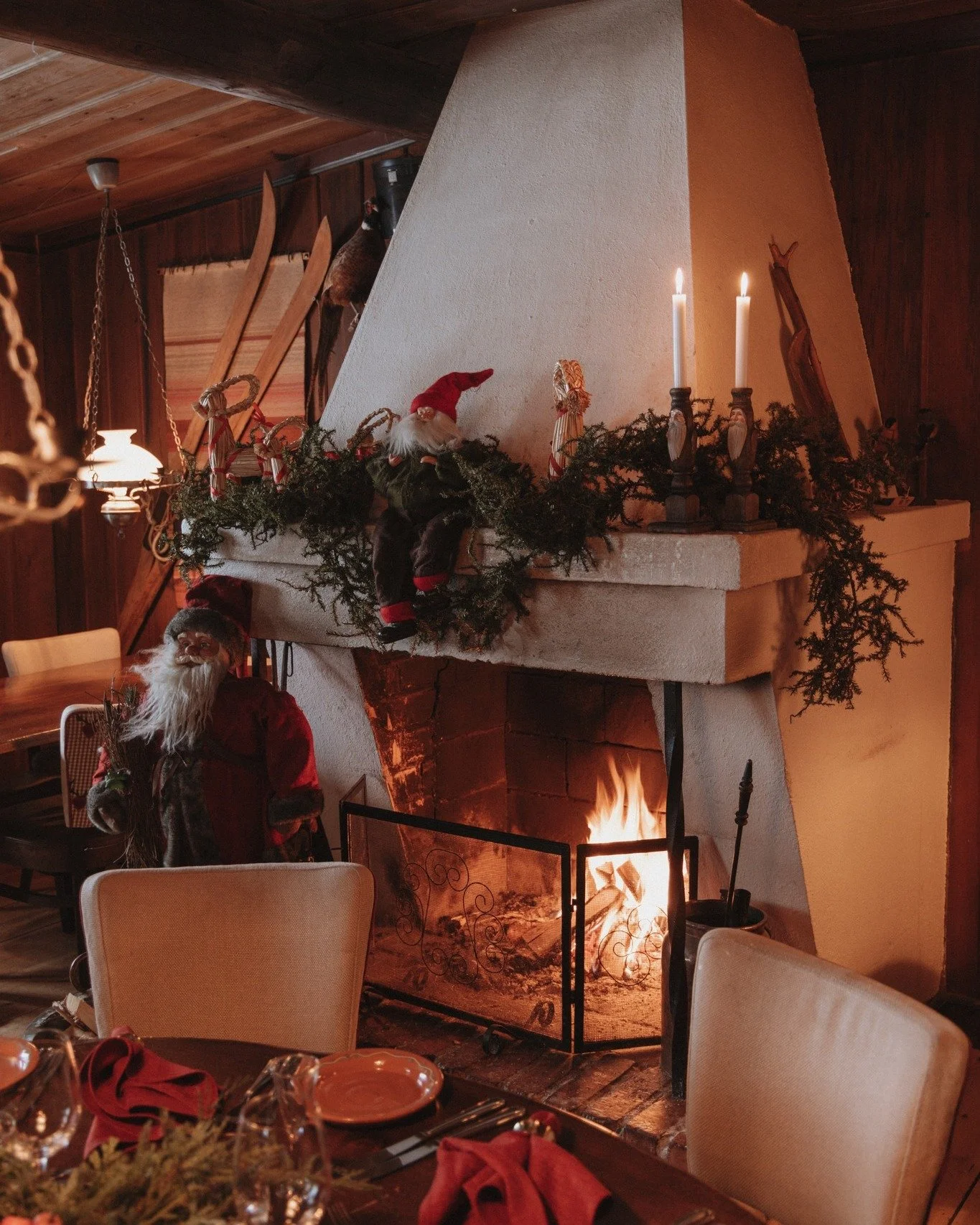 &Auml;ntligen snart julbordspremi&auml;r 🎄!!

Vi har rullat k&ouml;ttbullar, lagt in sill, Jacob har gjort egen fantastisk sylta, vi har torkat apelsinskivor och t&auml;nt brasan.
Allt &auml;r redo f&ouml;r att v&auml;lkomna er till en jul precis so