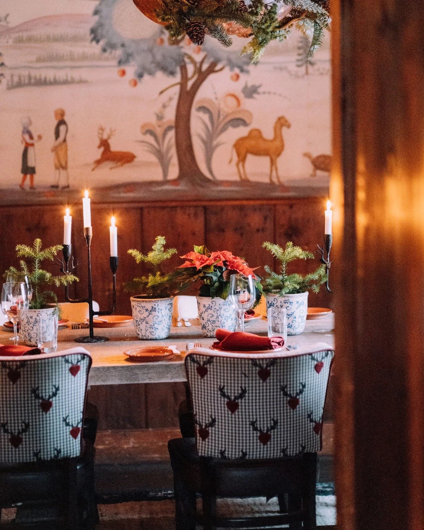 Den d&auml;r tiden innan riktiga vintern s&auml;tter fart har sin egen magi ❄️
Och inne sprider sig doften av gl&ouml;gg och de f&ouml;rsta f&ouml;rberedelserna inf&ouml;r julen.

Boka v&aring;rt julpaket som &auml;r ett komplett dygn med Gammelg&ari