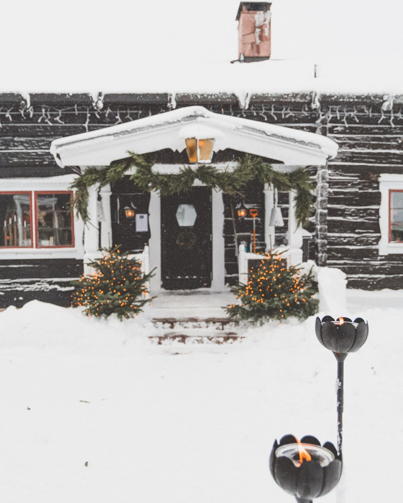 En m&aring;nad kvar till julafton och pirret b&ouml;rjar infinna sig 🎅🏼🍬

Ni som har varit hos oss under jultider vet exakt vad vi menar.
Gammelg&aring;rden &amp; december = ren magi ❤️ Ni vet v&auml;l att vi serverar v&aring;rt julbord enda fram 