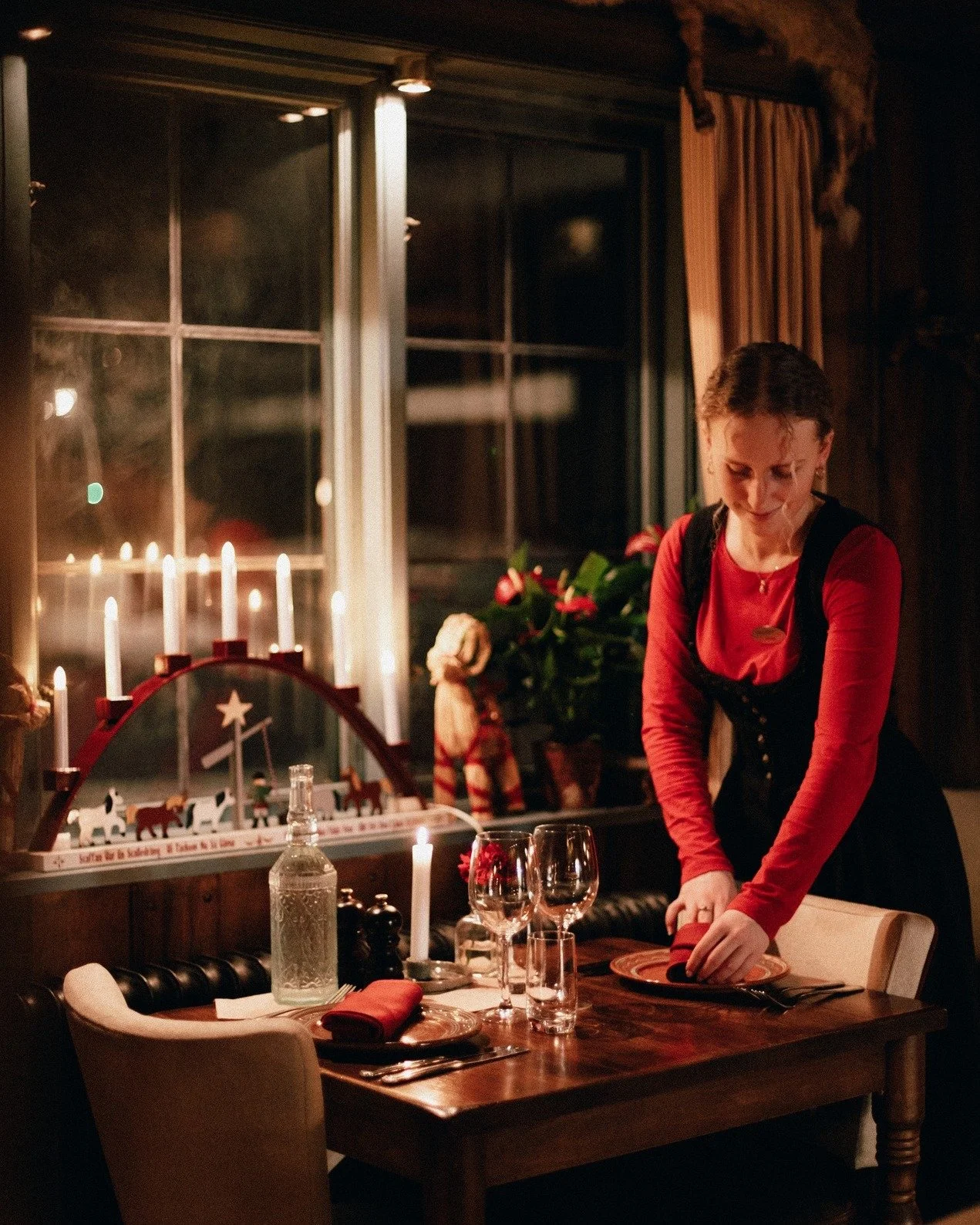 Julbordspremi&auml;r ❤️❤️!! 
Med bordsservering, sprakande brasa och smaker av jul, sill och hembakat.
Ett julbord som verkligen andas jul 🎄Varmt v&auml;lkomna alla kv&auml;llar from idag - 20 december! ❤️