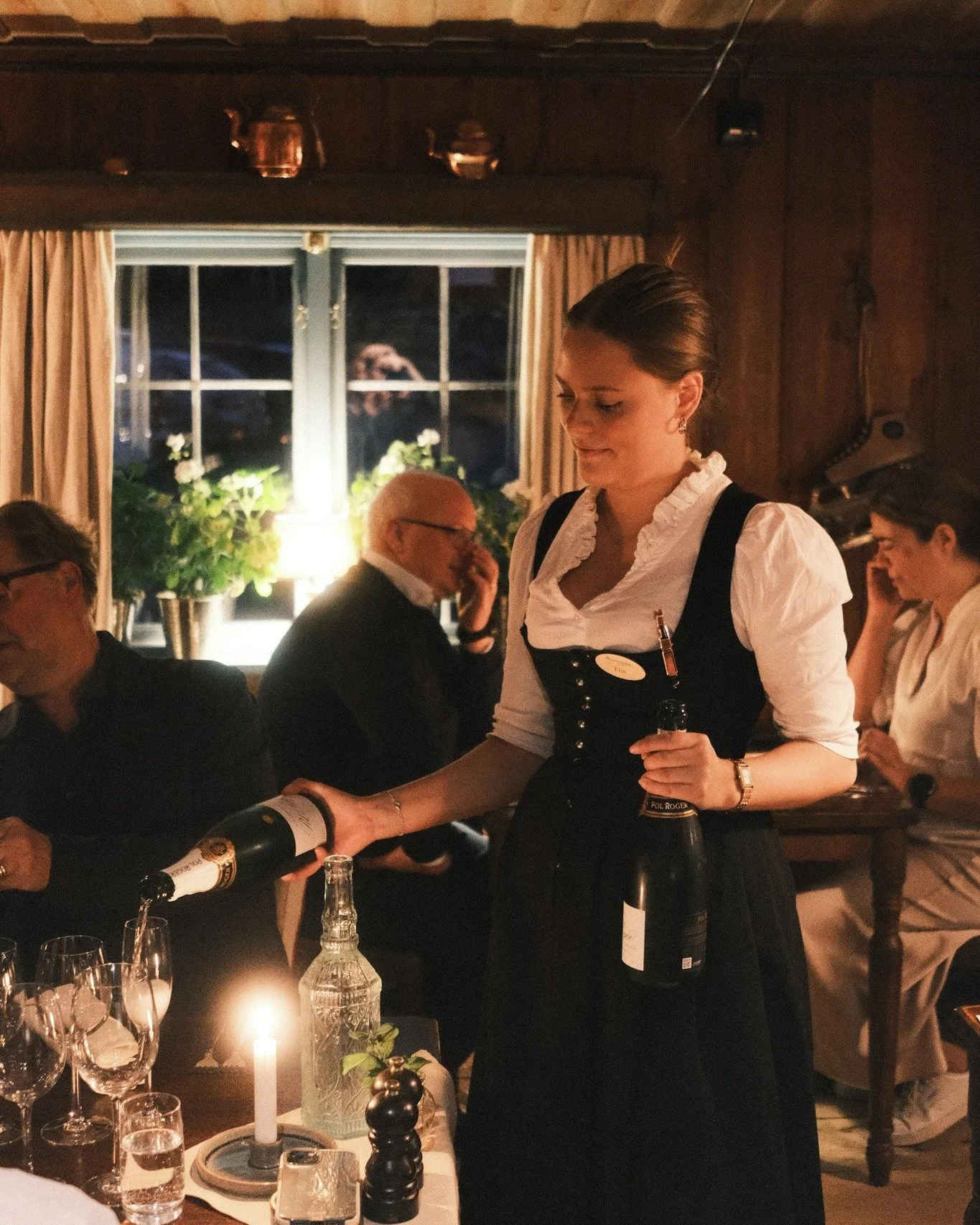 P&aring; Gammelg&aring;rden blir ny&aring;rsafton n&aring;got alldeles extra, med en lyxig femr&auml;tters sup&eacute; som s&auml;tter tonen f&ouml;r kv&auml;llen 🍸
N&auml;r klockan sl&aring;r tolv sk&aring;lar vi in det nya &aring;ret under m&aring