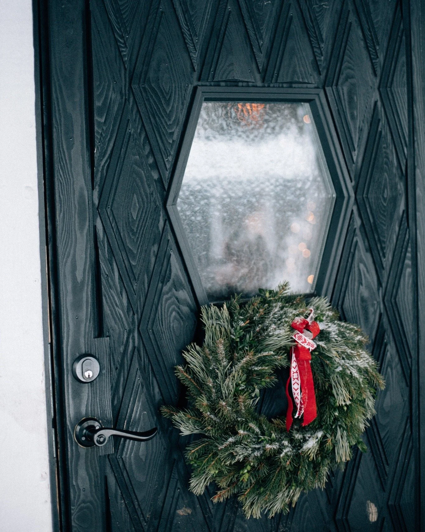 Julbordet p&aring; Gammelg&aring;rden handlar om tradition, men ocks&aring; om k&auml;nsla.
Att sitta tillsammans, se sn&ouml;n falla utanf&ouml;r och l&aring;ta sig m&auml;ttas av b&aring;de mat och st&auml;mning ❤️

Julbordet serveras fram tills p&