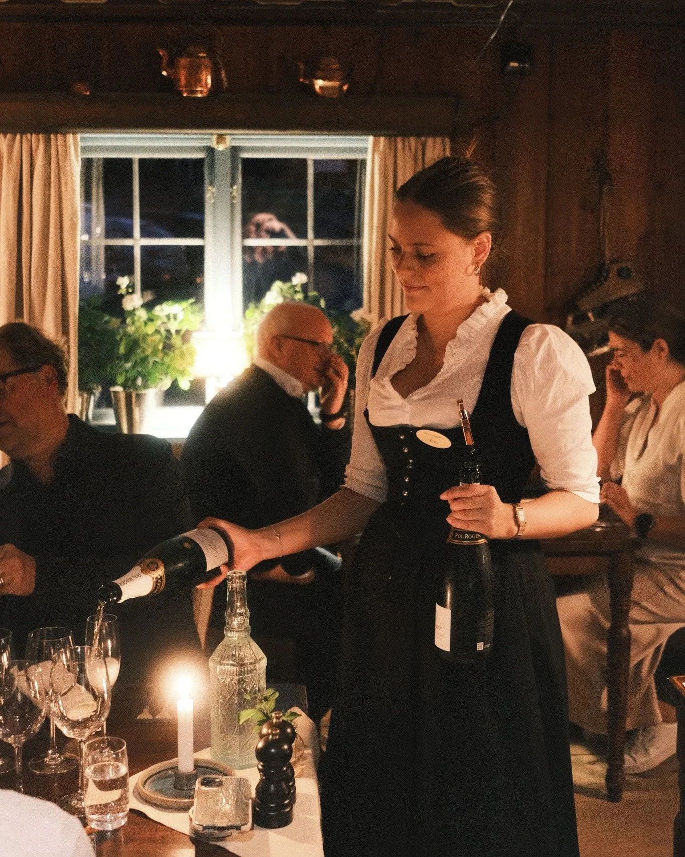 Vintern har kommit till fj&auml;llet och sn&ouml;n ligger djup, huset &auml;r fullt av liv och nu s&ouml;ker vi fler som vill tillbringa resten av s&auml;songen med oss ❤️

Vi s&ouml;ker 1 servis och 1 frukost/st&auml;d till Gammelg&aring;rden Hotell