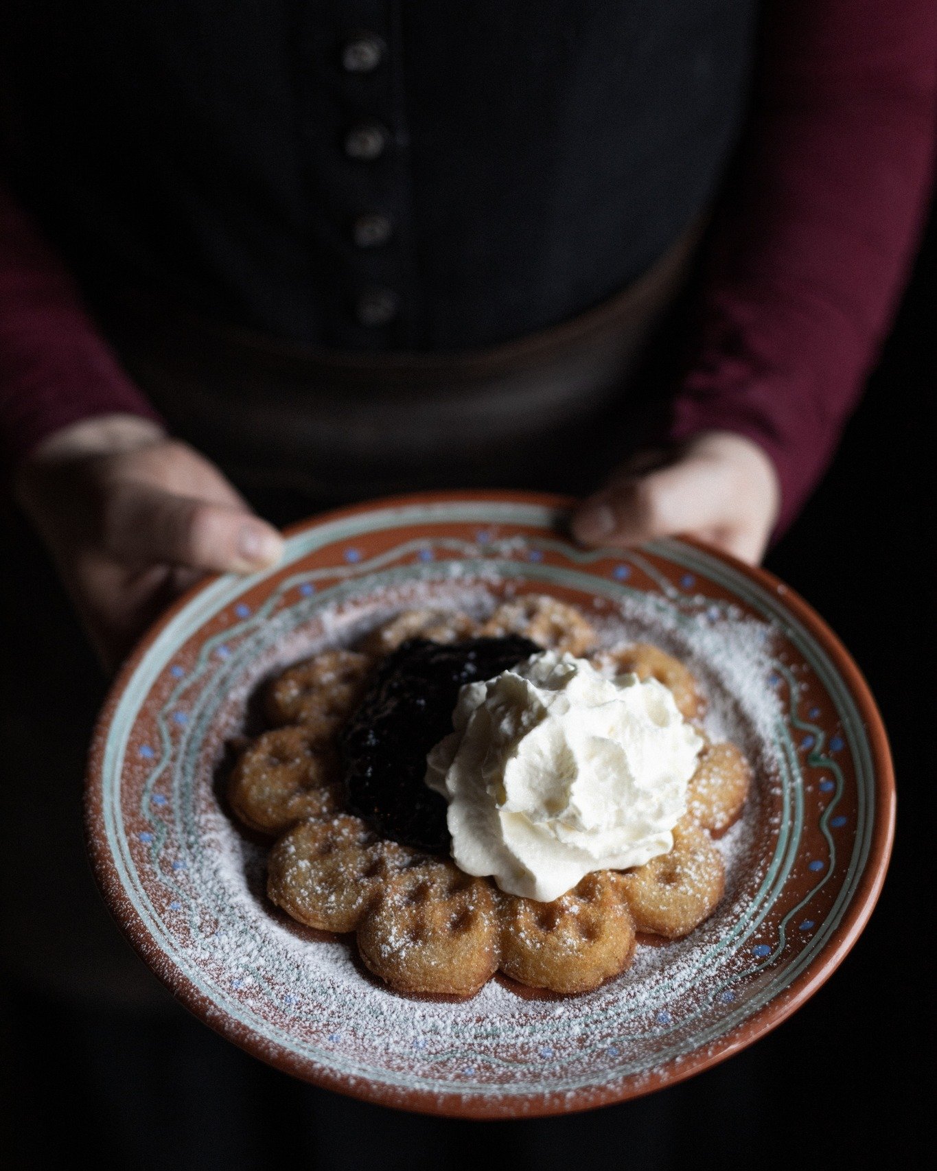 Det &auml;r sv&aring;rt att s&auml;ga nej till v&aring;fflor efter skid&aring;kning 😌
Speciellt n&auml;r de serveras framf&ouml;r en sprakande brasa.
Vinter i fj&auml;llen &auml;r officiellt &ldquo;unna-sig&rdquo;-s&auml;song p&aring; Gammelg&aring;