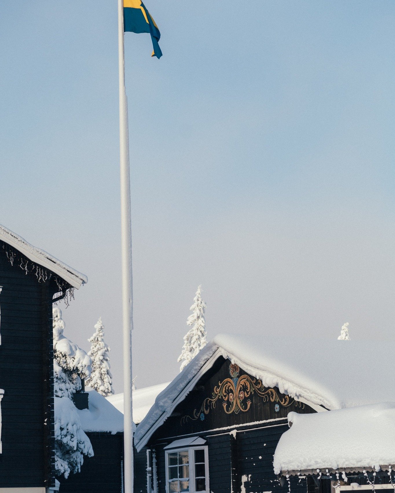 I v&aring;ra hotellrum v&auml;ntar den d&auml;r genuina fj&auml;llk&auml;nslan som g&ouml;r att man automatiskt andas lite lugnare, kanske k&auml;nner ni igen det ni som bott hos oss? 🤍
Perfekt efter en dag ute, ni vet, bara att krypa ner, tina upp 