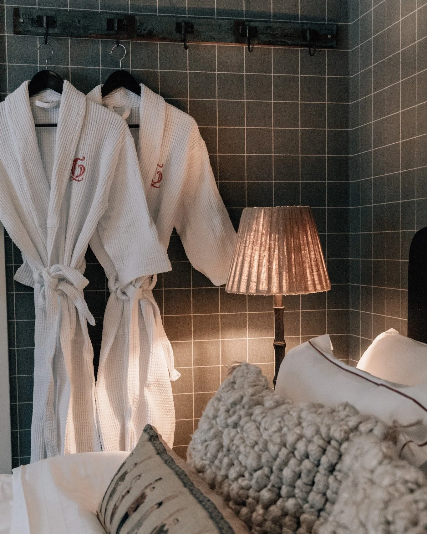 Bilder fr&aring;n Villa Backner , v&aring;r svit p&aring; g&aring;rden och v&aring;ren har aldrig k&auml;nts lyxigare.
Starta dagen i sp&aring;ret och avsluta kv&auml;llen med n&aring;got gott fr&aring;n viltrestaurangen 🍸

Det &auml;r verkligen s&a