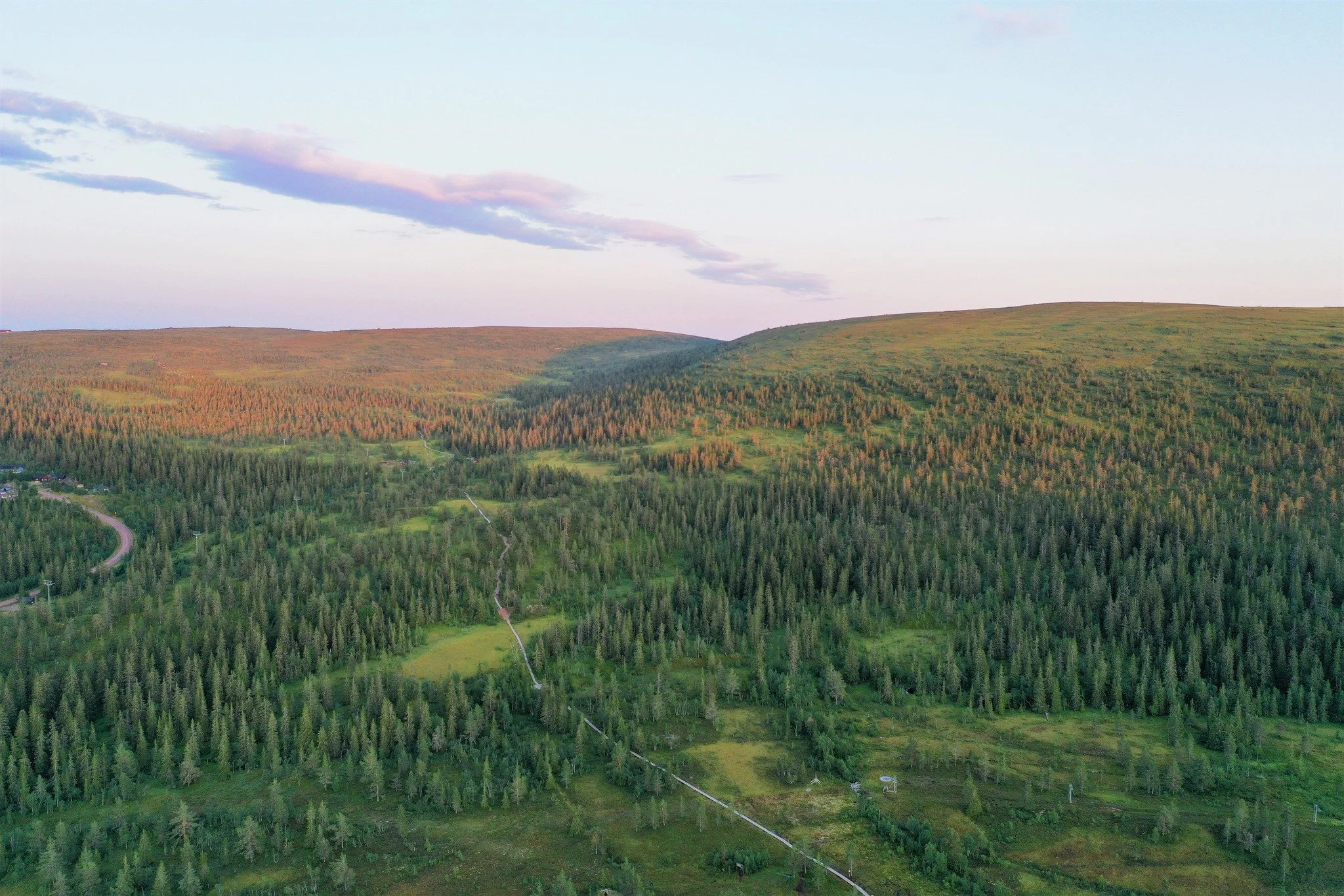 Vi b&ouml;rjar s&aring; sakta dr&ouml;mma om gr&ouml;na fj&auml;ll och ljusa n&auml;tter. Sommaren p&aring; g&aring;rden &auml;r n&aring;got helt annat &auml;n vintern. Kanske &auml;r det i &aring;r du ska uppt&auml;cka S&auml;len utan skidor? 

Plan