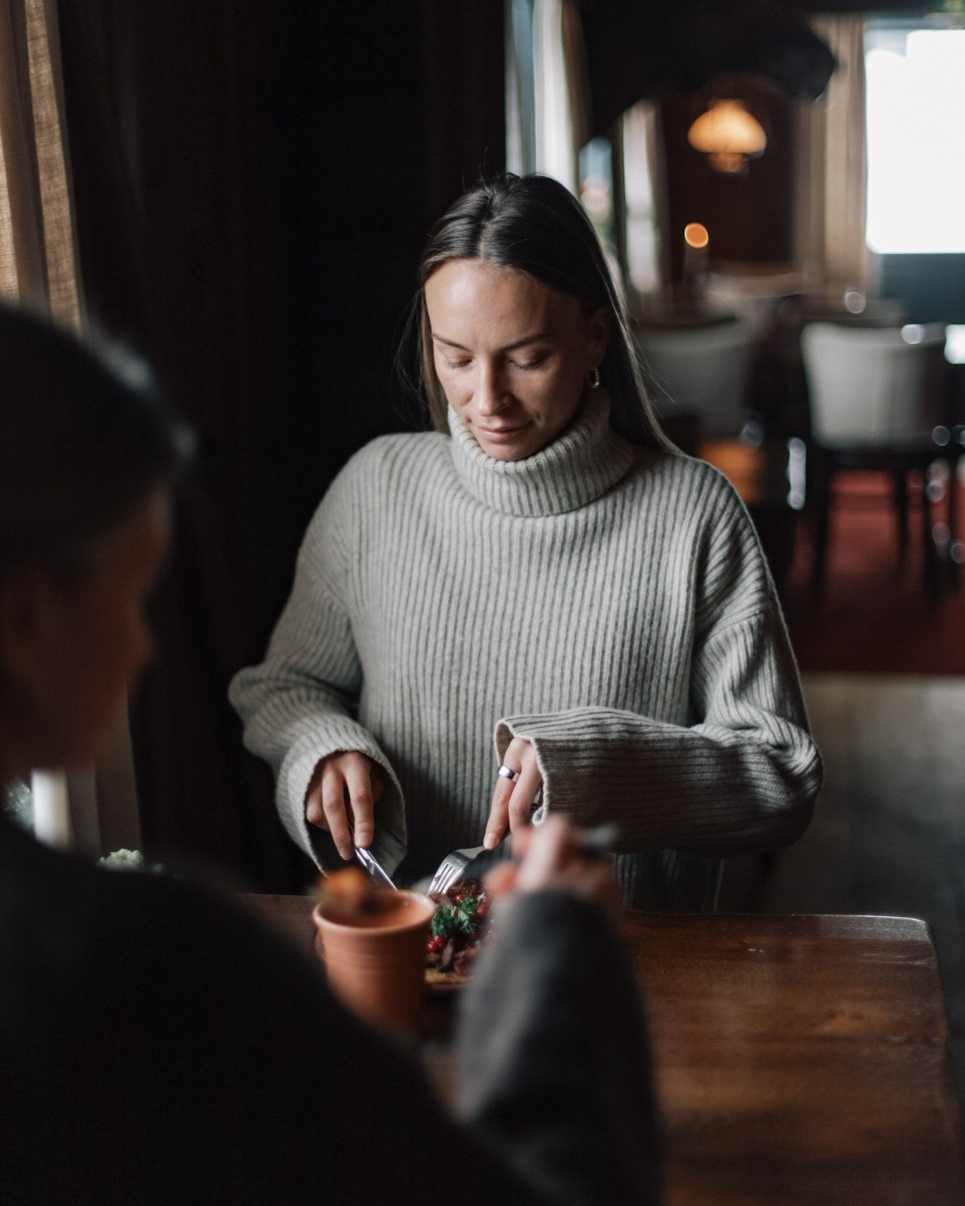 Imorgon &amp; p&aring; l&ouml;rdag dukar vi upp i v&aring;ffelstugan igen mellan 12.00 och 16.00. Och om solen kikar fram &auml;r uteserveringen redo. Annars &auml;r det inte dumt att sl&aring; sig ner vid brasan inne i stugan 🥰

Fr&aring;n och med 