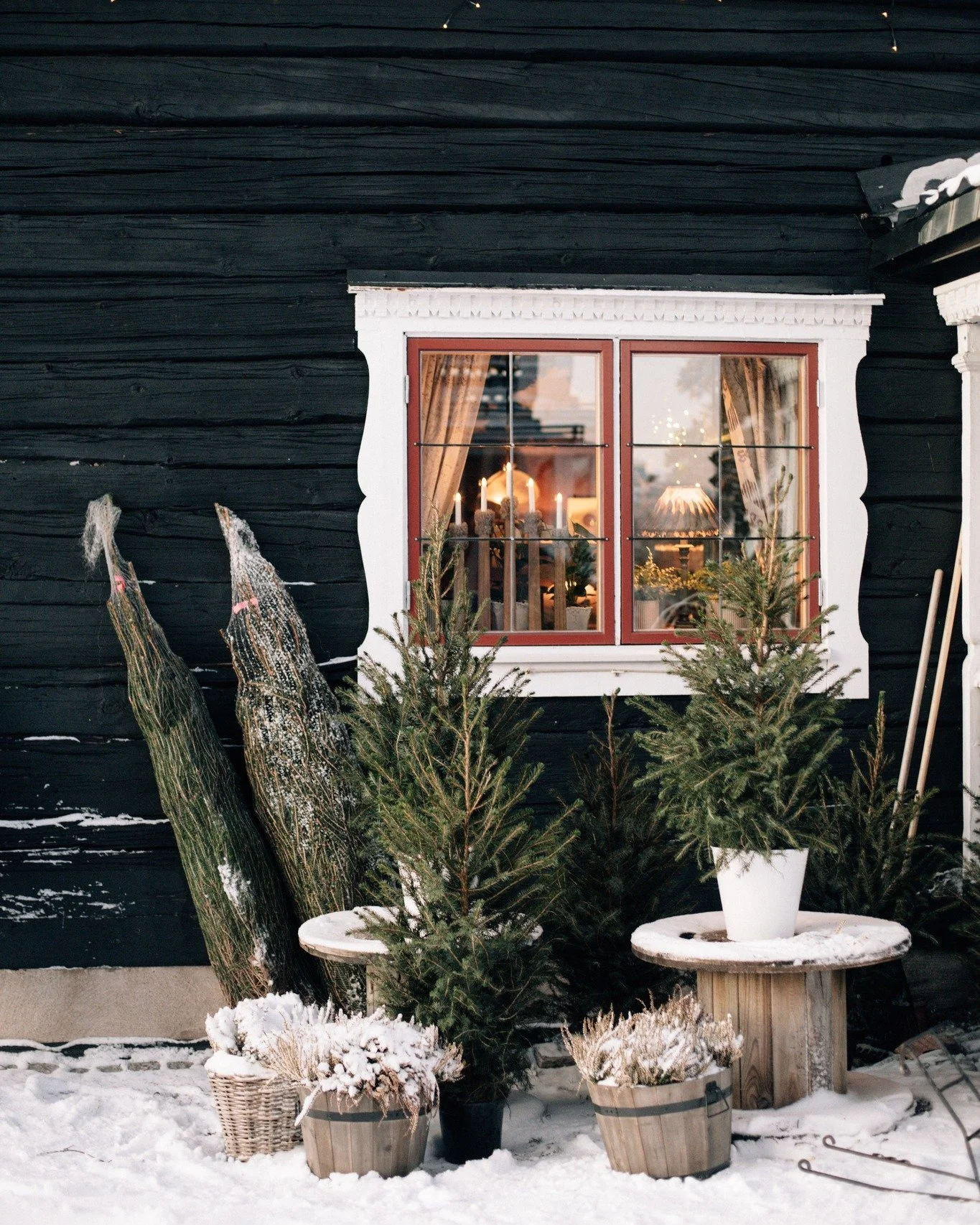 Det b&auml;sta med att kliva in h&auml;r en m&ouml;rk decemberkv&auml;ll &auml;r nog att axlarna &aring;ker ner direkt man kliver &ouml;ver tr&ouml;skeln. N&auml;r vi planerade v&aring;rt julbord k&auml;ndes det sj&auml;lvklart att servera det i fem 