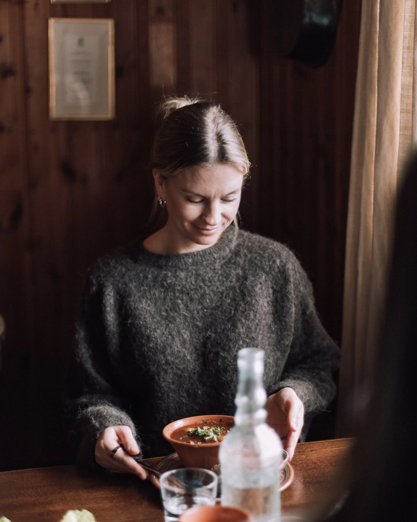 V&aring;ffelstugan &auml;r &ouml;ppen hela h&ouml;stlovet med sprakande brasa, nygr&auml;ddade v&aring;fflor och kockarnas otroliga gulaschsoppa som v&auml;rmer gott efter n&aring;gra timmar ute p&aring; fj&auml;llet 🍂🧺 

Vi gr&auml;ddar sj&auml;lv