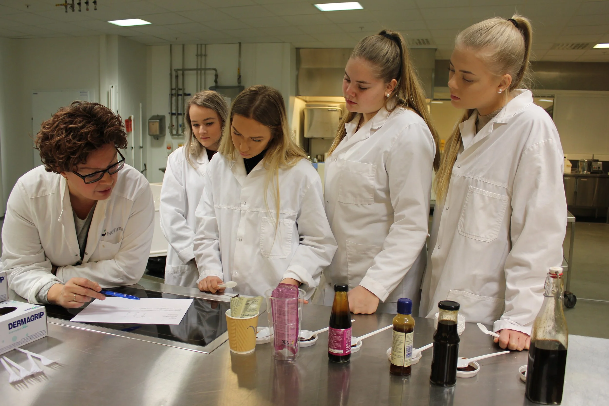  Kragerø Miljø og Østers består av Victoria Eskilt (IA-ansvarlig) , Sofie Sneve Løvstad (økonomi- og markedsansvarlig), Silje Nesland (sekretær) og Sandra Abrahamsen (daglig leder). Her på matforskningsinstituttet Nofima i Stavanger. 