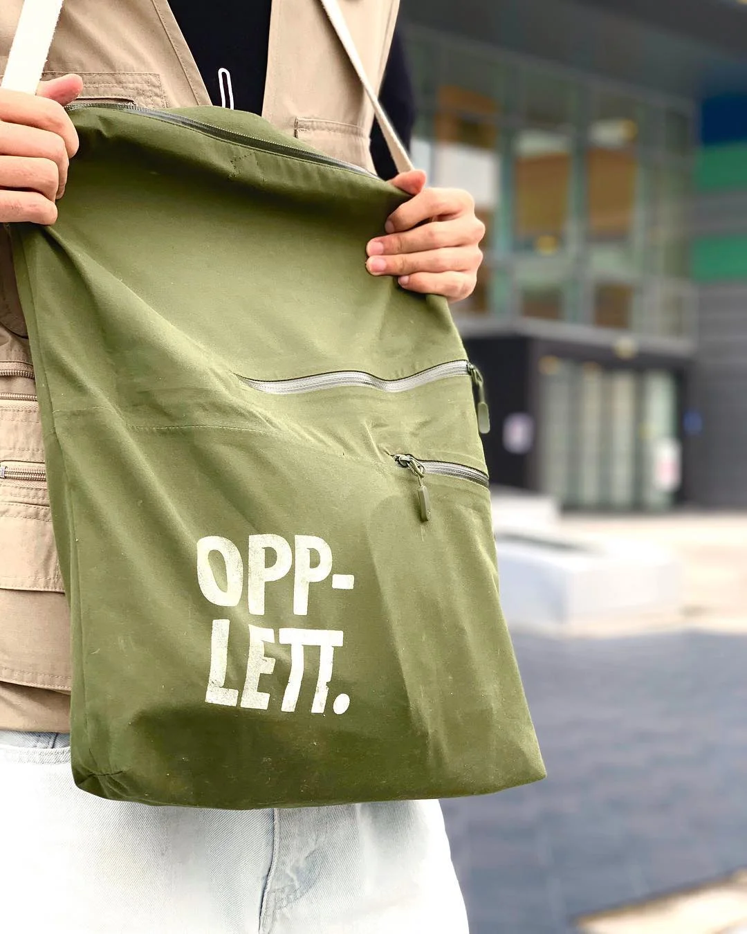 VANNTETT IDE : Med disse bærenettene kan bergensere oppbevare tingene sine trygt fra regnet. Foto: Opplett UB.