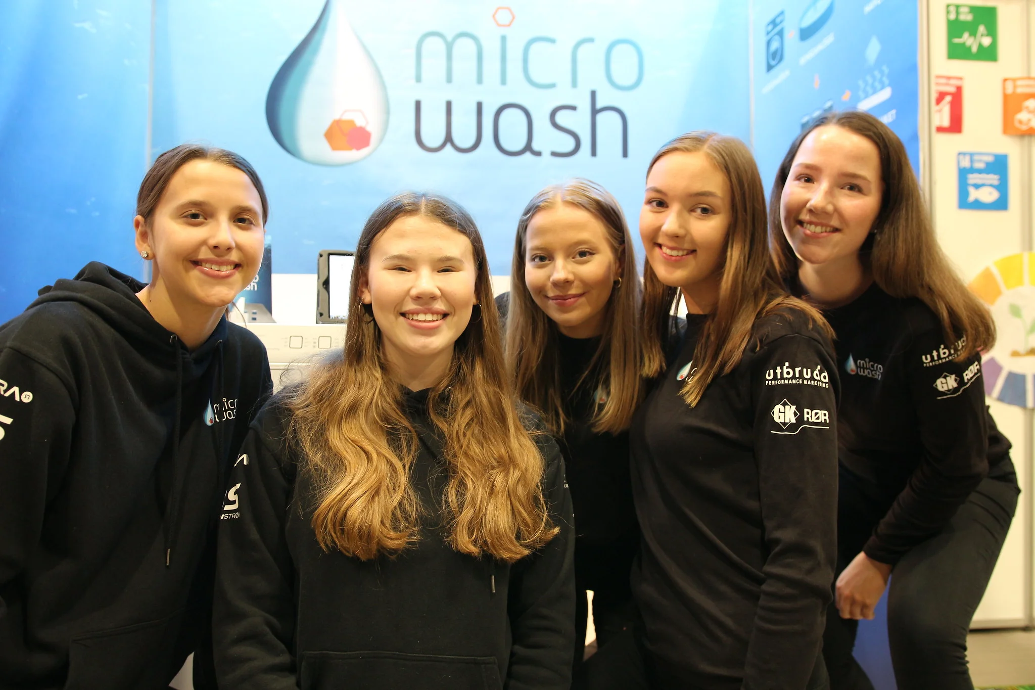 MICROWASH UB : MicroWash består av fem elever fra Thora Storm videregående skole i Trondheim: Sofie Broum, Cecilie Uttian, Dina Flått, Jenny By og Ingeborg Solvoll. Foto: Ungt Entreprenørskap.