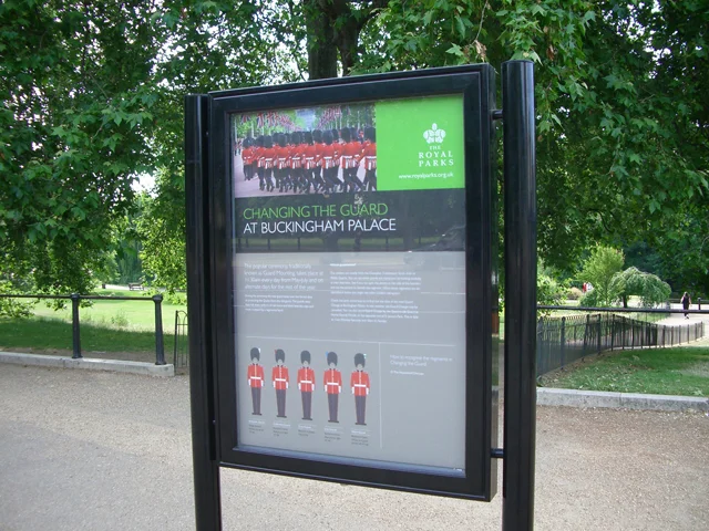 guards_buck_palace.jpg