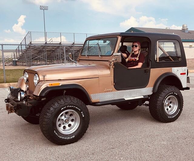 The kids are getting a lesson in driving old cars #carburetor baby! ☀️ @jeep &bull;  #jeepfamily 
#jeep #cj #cj7 #jeeplife #jeeps #texas #austinjeeppeople #jeepcj7 #teachthemyoung #jeeplove #jeepnation
