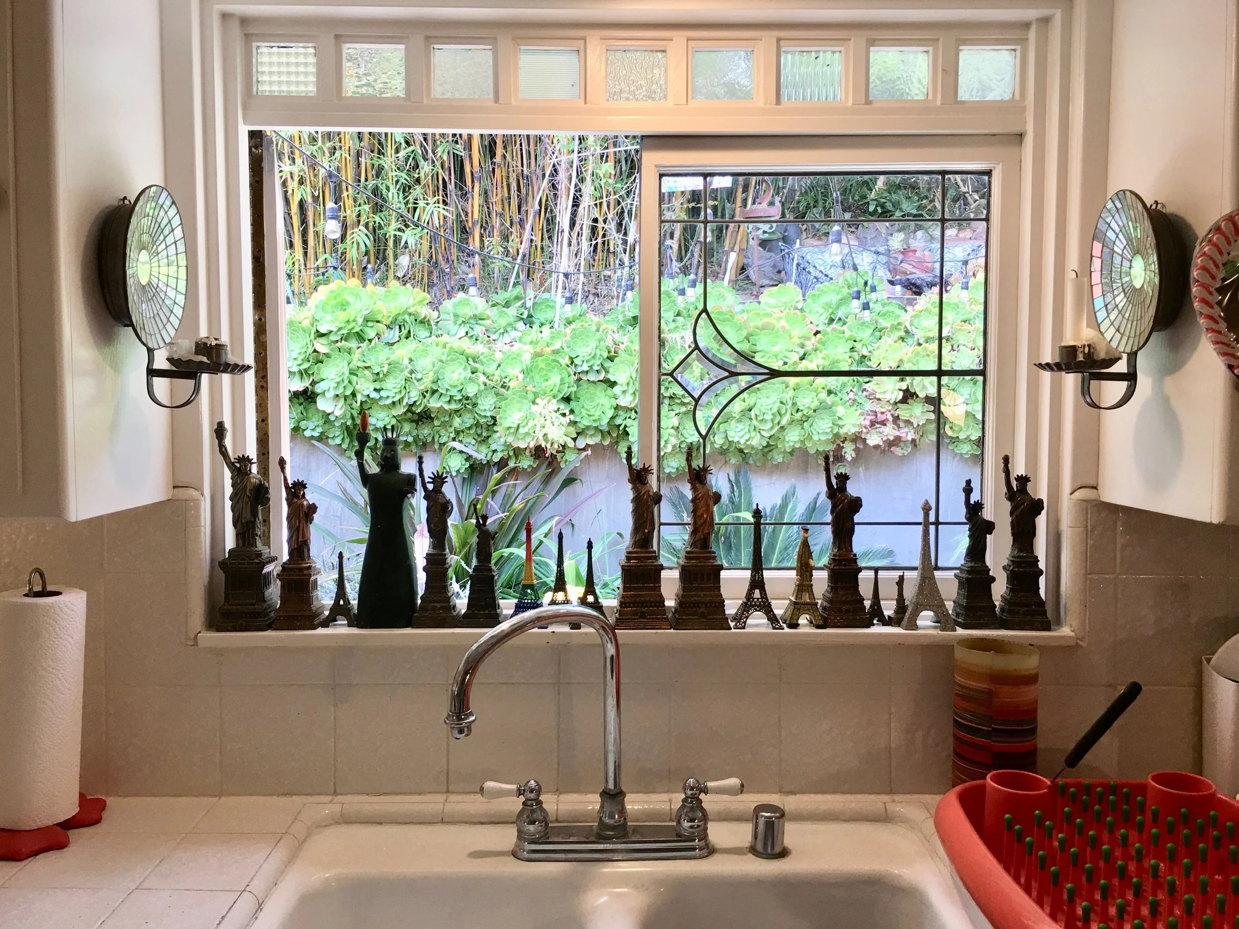 My poor photography skills do not do this kitchen justice!!! I can honestly say this may be my favorite kitchen I have ever been in. I'm going to have to work on my Statue of Liberty collection!!