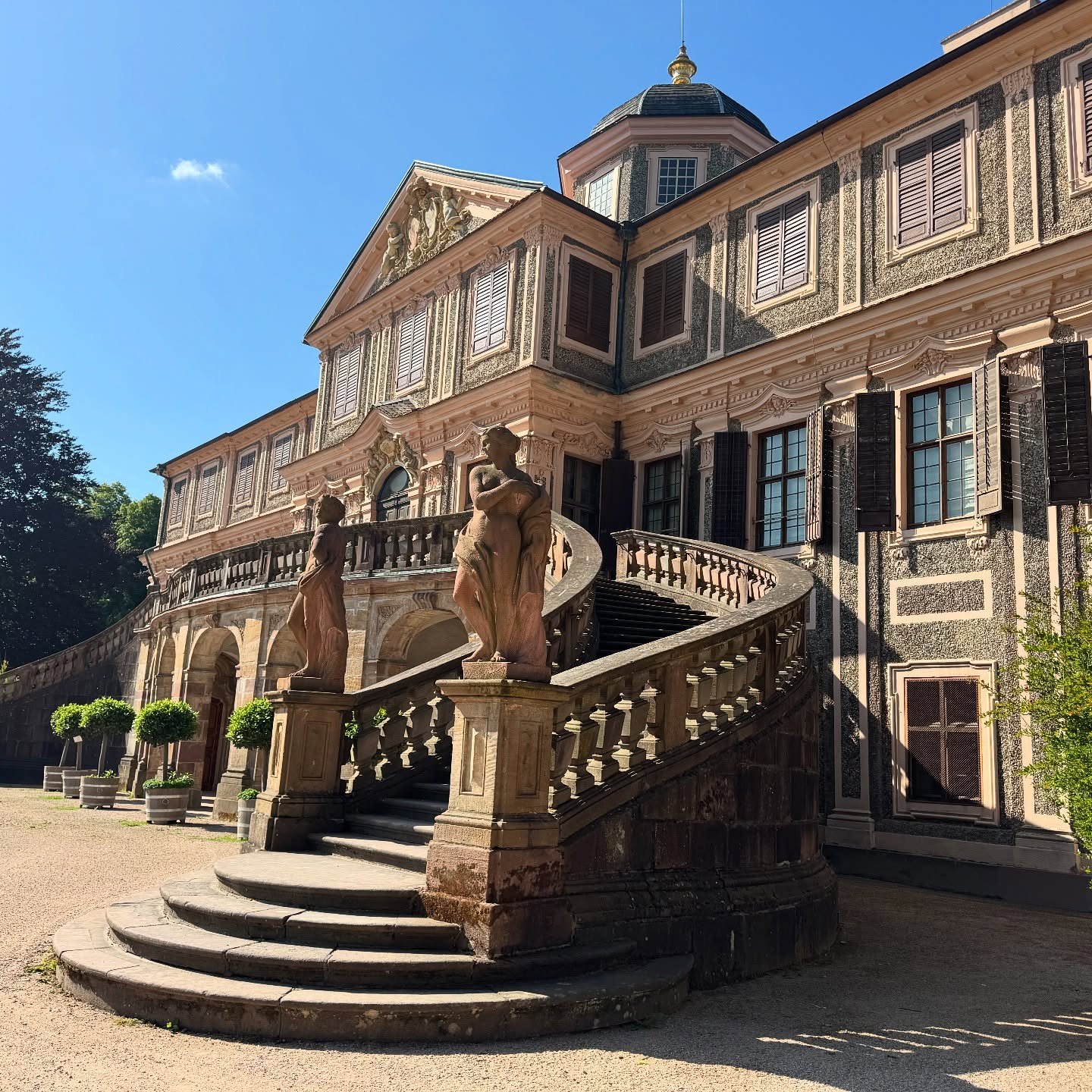 On a river cruise in Germany en route to Lucca to meet our first group of Island Hoppers for the 2025 season. Yesterday we visited two palaces built by the same family in Baden Baden. This is the summer palace called Schloss Favorite. What is fascina