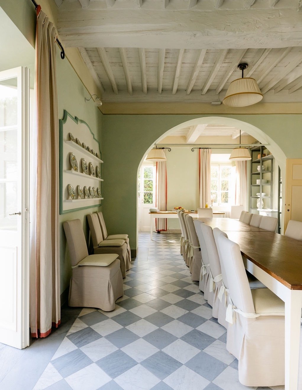 It is early in the morning in Vermont and I am wondering why I am not in Italy! Maybe now you are too. lol. If I was in Lucca this morning I would be at our magnificent villa. This is the scene as you walk into the dining room. Our meals are all prep