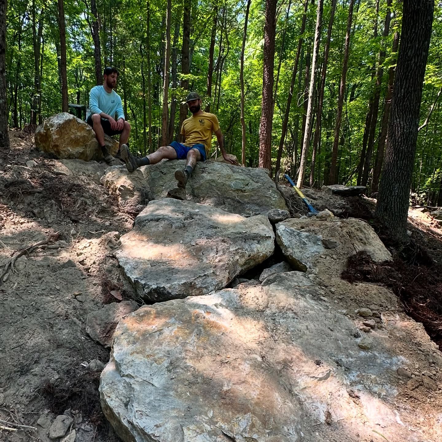 Continuing our work with Corridor 7 over on Mill Mountain. Place is coming together nicely 👌🏼 Enjoy these Iphoners from the crew 🤳

#blackdiamondtraildesigns #mtb #va #trailbuilding #mountainbike #trails