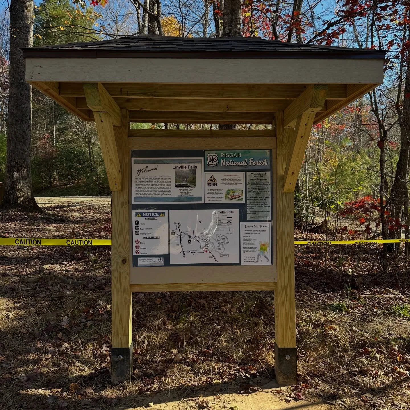 Awesome work by the crew getting this Linville Falls trailhead information stand completely rebuilt. It&rsquo;ll be standing for many more years to come 👌🏼

 #usfs  #linvillegorge #linvillefalls #hikenc