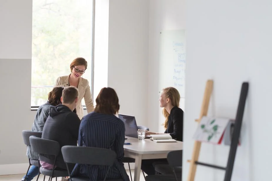 office-team-business-meeting_925x.jpg