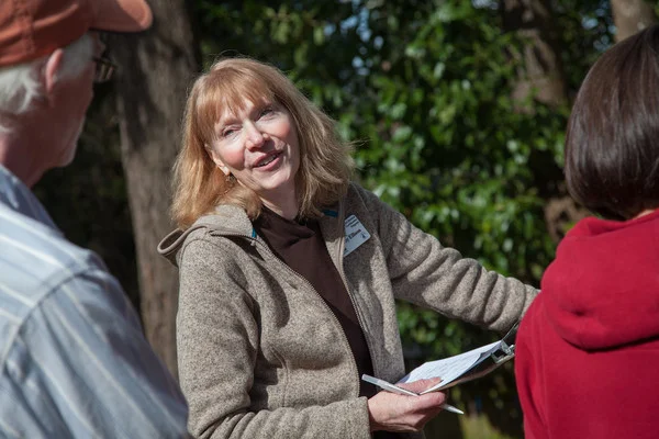 Cindy Ellison visits with Russ Peterson and Trish O'Connor at their Lake Oswego home.