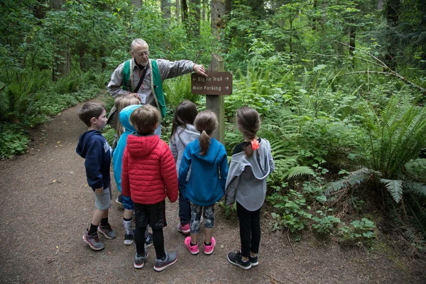 tryon-creek-volunteer-field-trip-guide.jpg