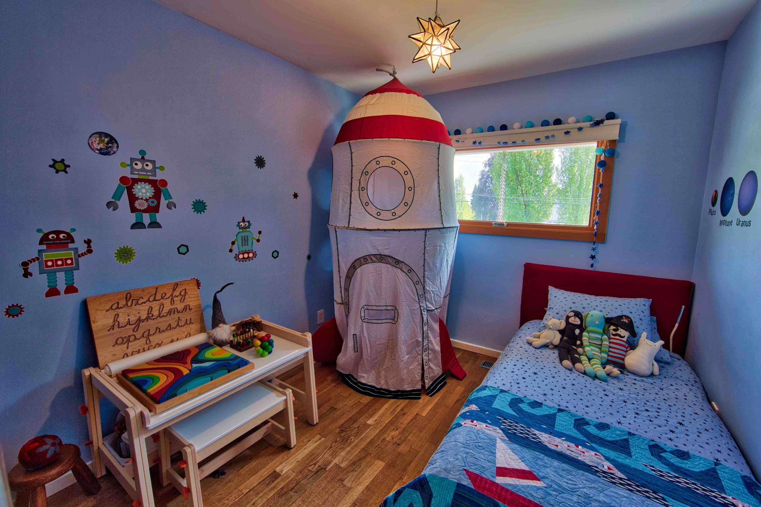 MINDFUL-HOMES-kids-room-spaceship.jpg