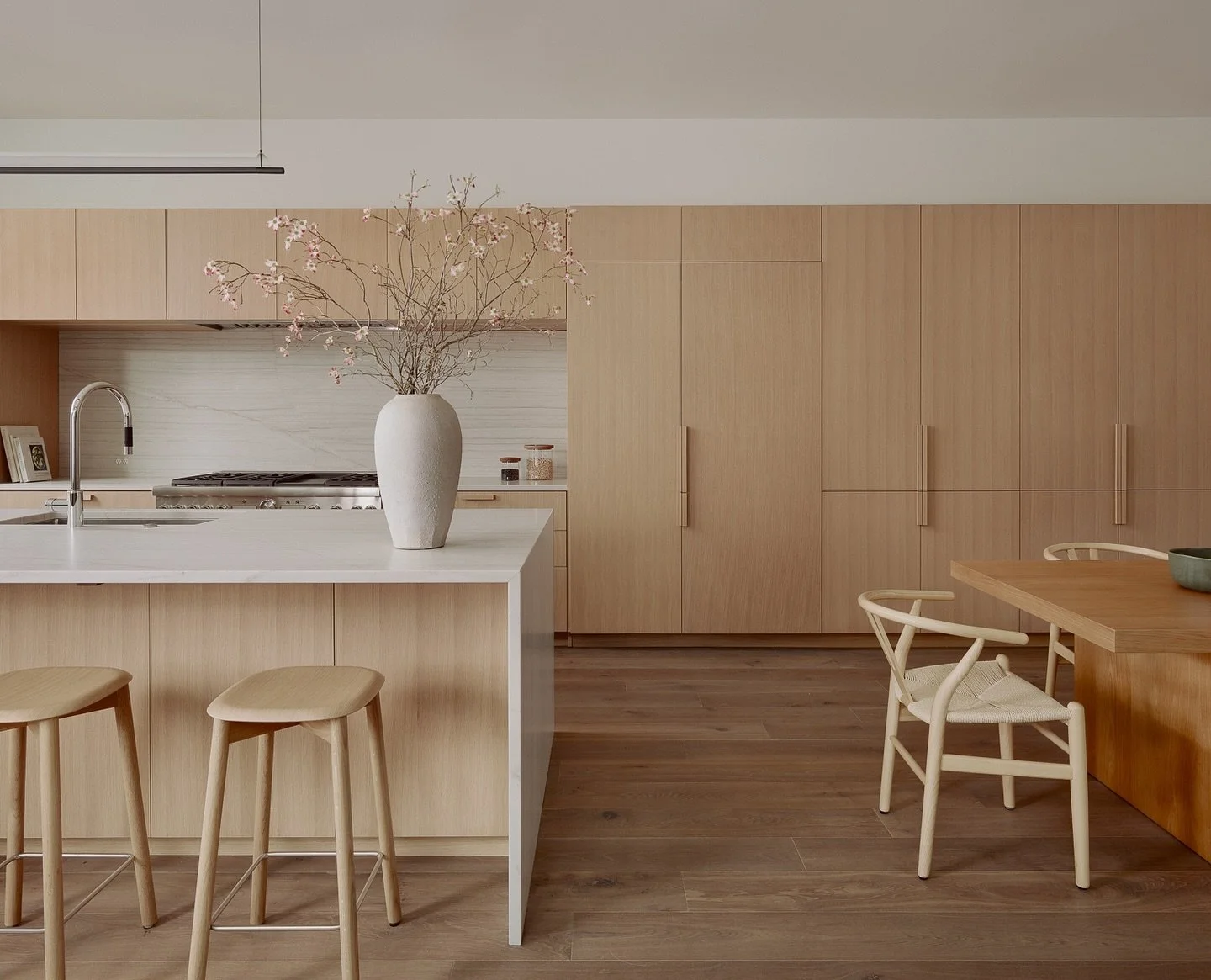 Clean lined kitchen. Rift sawn white oak cabinets with custom solid white oak pulls.

Team-
Architecture: @bercy_chen_studio / @impermanentdevices 
Built by: @mattsitrahomes 
Interiors: @holm_design
Staging: @lightframe_homes 
Photos: @caseycdunn 
St