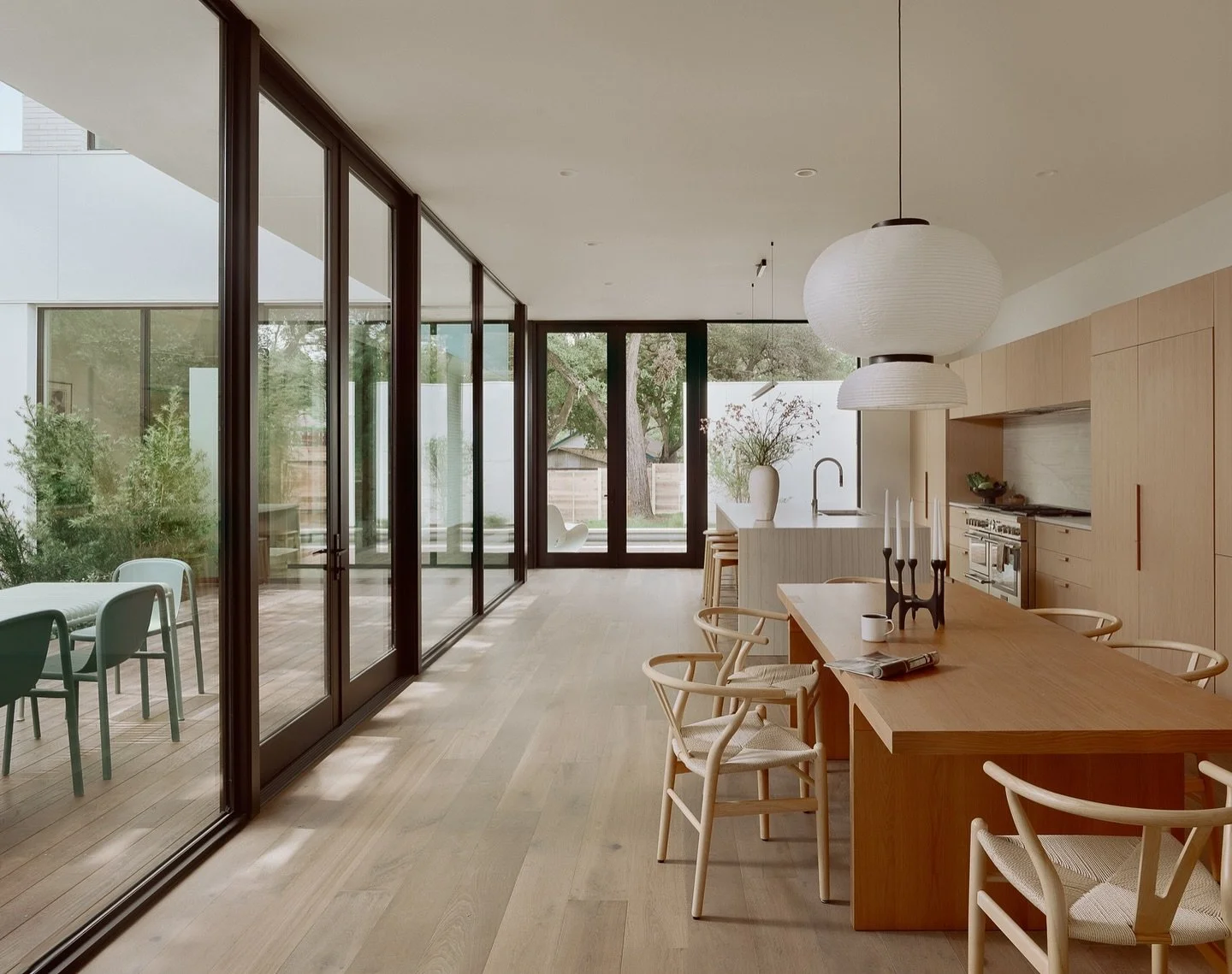 Serious about this floor-to-ceiling glass.

Team-
Architecture: @bercy_chen_studio / @impermanentdevices 
Built by: @mattsitrahomes 
Interiors: @holm_design
Staging: @lightframestaging 
Photos: @caseycdunn 
Styling: @lauren_sharrock_mitchell