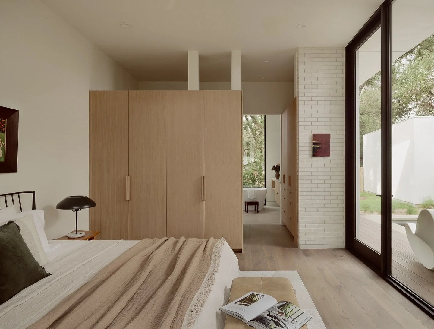 Having great trades is one of the most important parts of home building. @mattsitrahomes has the best team. The rift sawn white oak cabinetry that carries through this whole house was made locally in the Texas Hill Country.

Team-
Architecture: @berc
