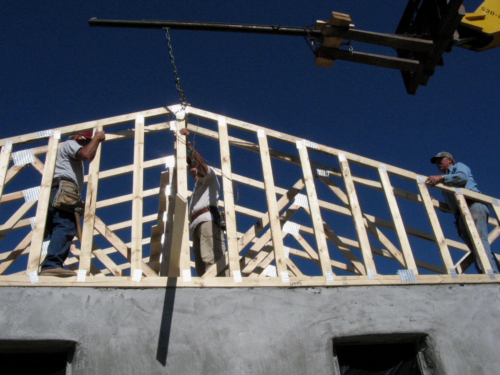  Installing the last truss 