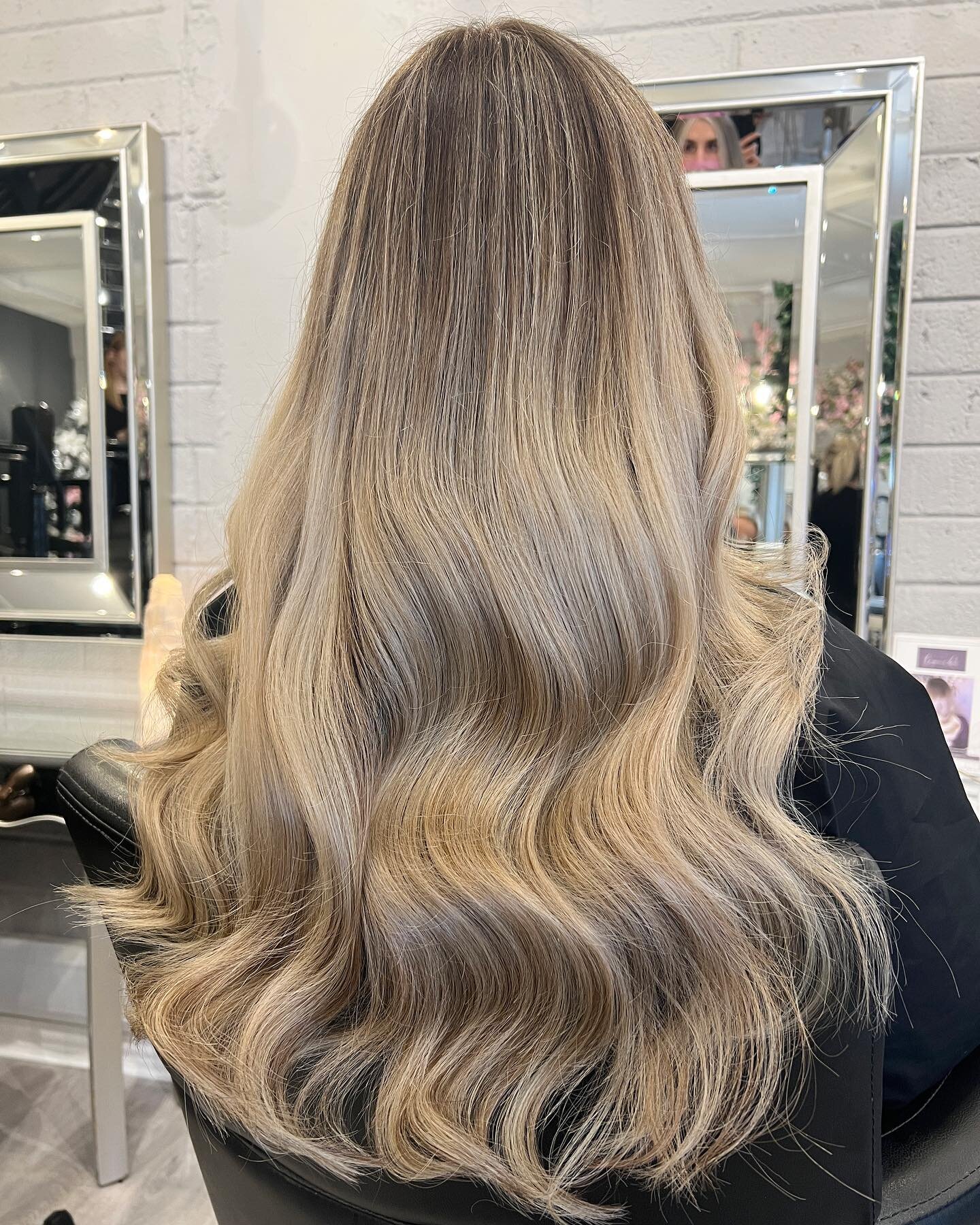 FRESH HAIR FOR 2022 ✨

@deirdre_phelan 🤍

Beautiful balayage + Money piece by @jonathanhealy_hair using all @wellahairuki 

50g of Gorgeouslocks hair keratin bonds 
By @ismay_gorgeouslocks 
.
.
.
.
Availability next week for Highlights, Balayage Col