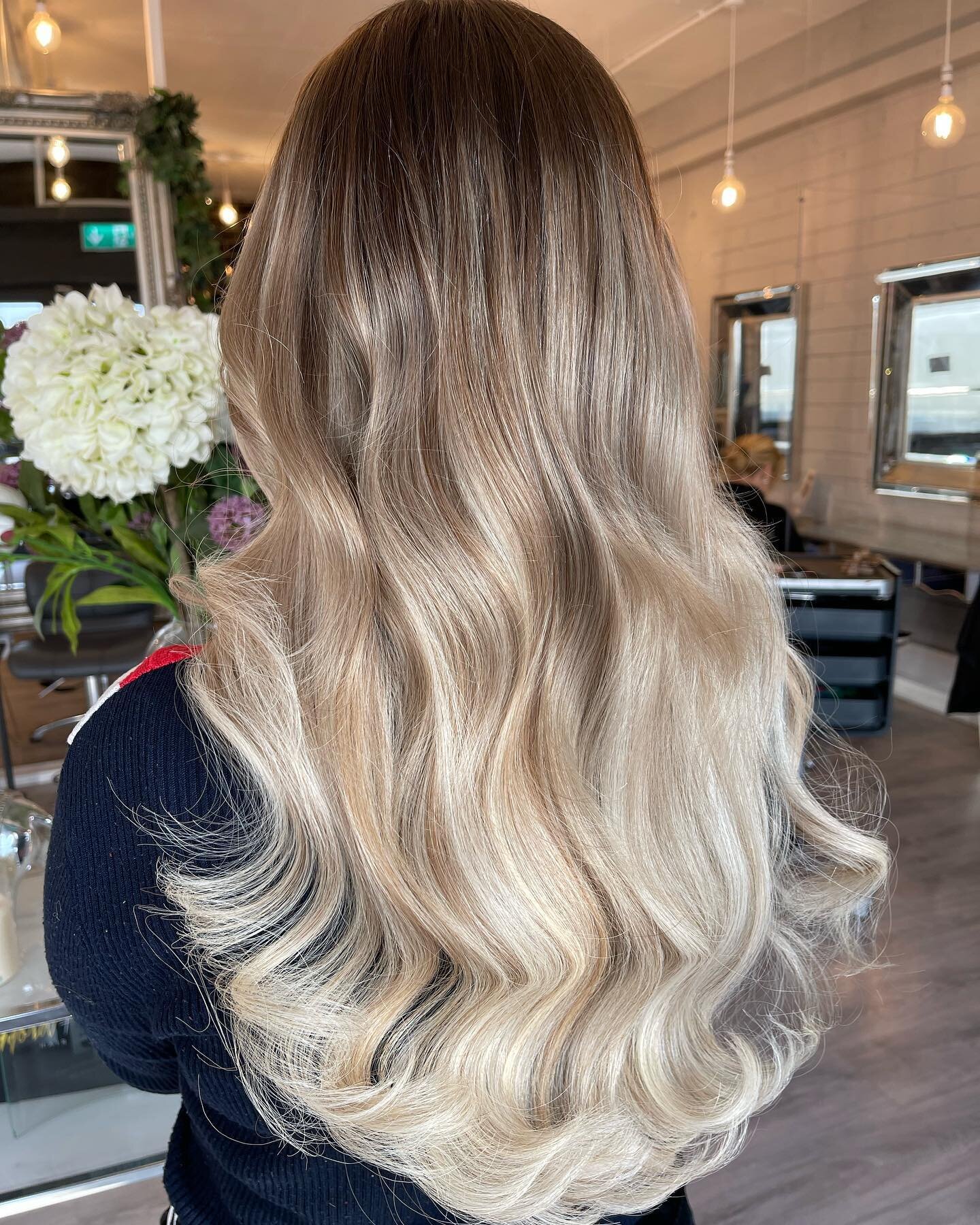 Beautiful fresh set of extensions for our client 😍

@ismay_gorgeouslocks installed a 
3/4 Head of Keratin bonds of our own brand🌟 

Our new hair is super double drawn which means it is the same thickness from root to tip and no harsh dyes or chemic