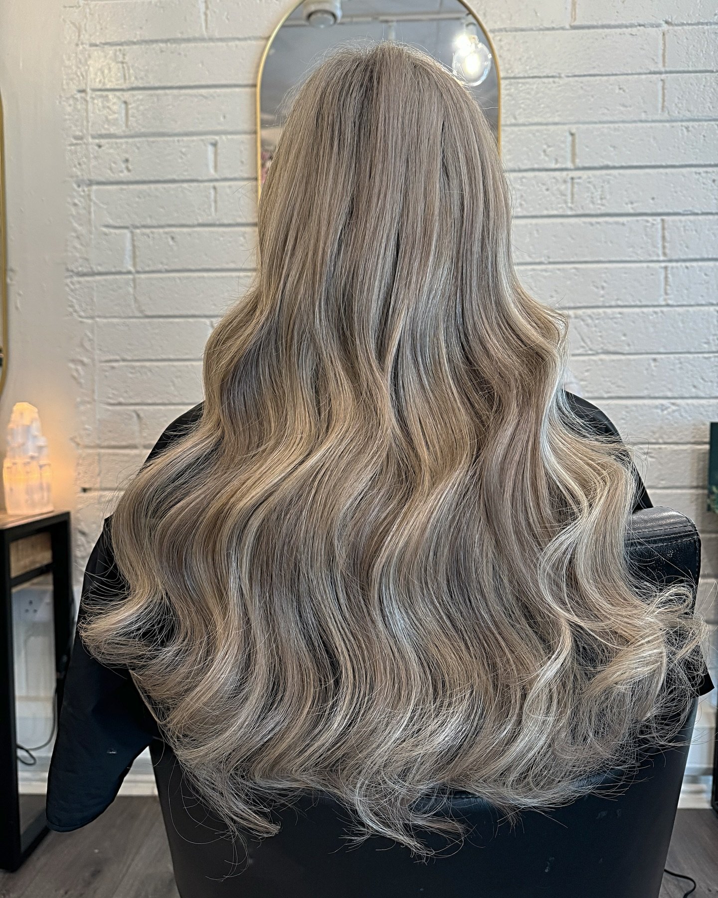 Obsessed with this bronde colour😍🤌🏽

We used shade 5.2/10.0 and 10.0/6.0 from our own brand GL hair extensions🥰

Hair extensions by @phoebemcvey 

#gorgeouslocks #hairextensions #keratinbonds #bronde