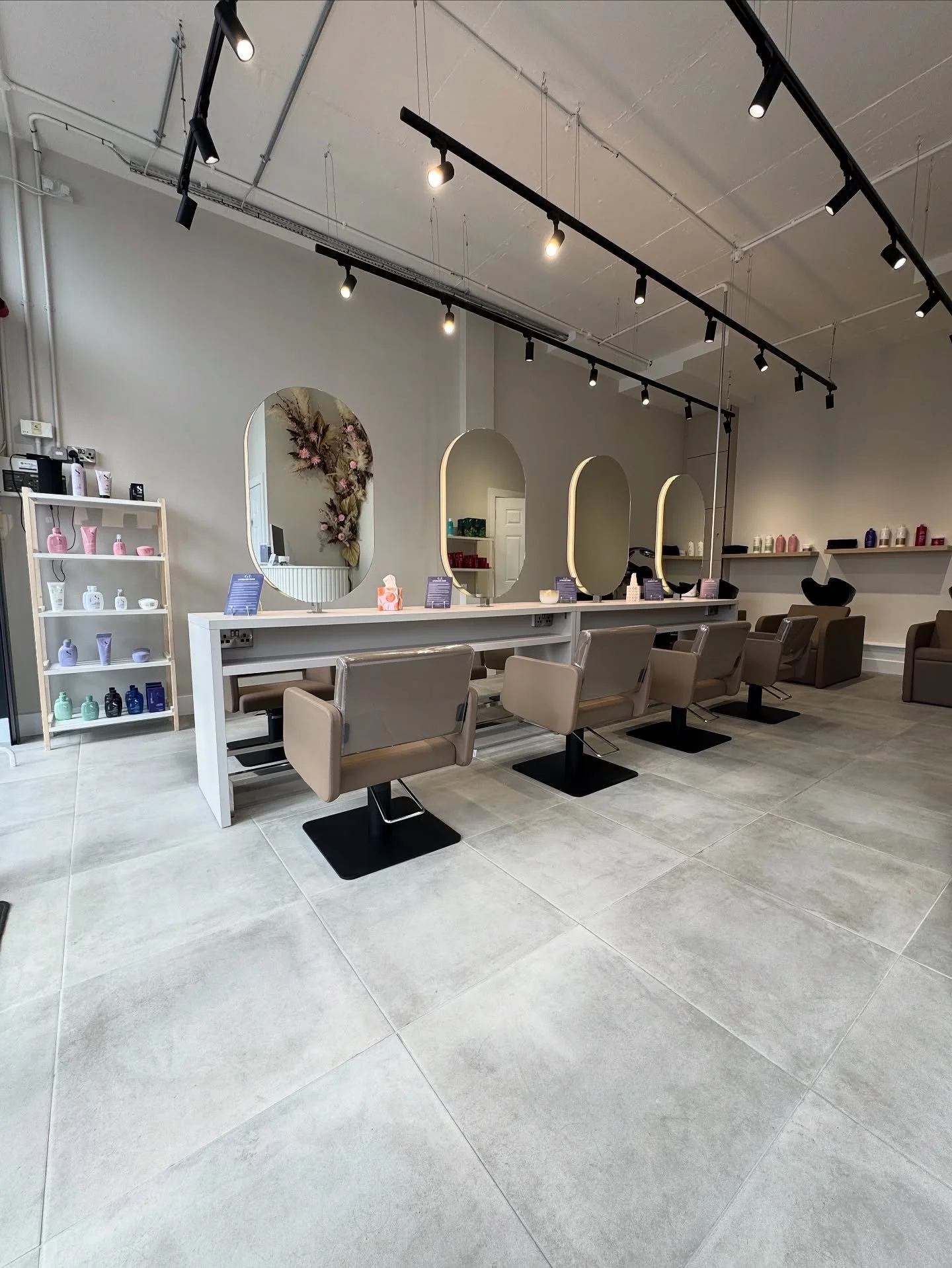 Nearly 2 months since we opened Gorgeous Locks Limerick🥹🥰 

Swipe right to see some before and afters➡️ 

We have a new senior stylist joining our Limerick team very soon and we can&rsquo;t wait to introduce her🤫 

#gorgeouslocks #gorgeouslockslim