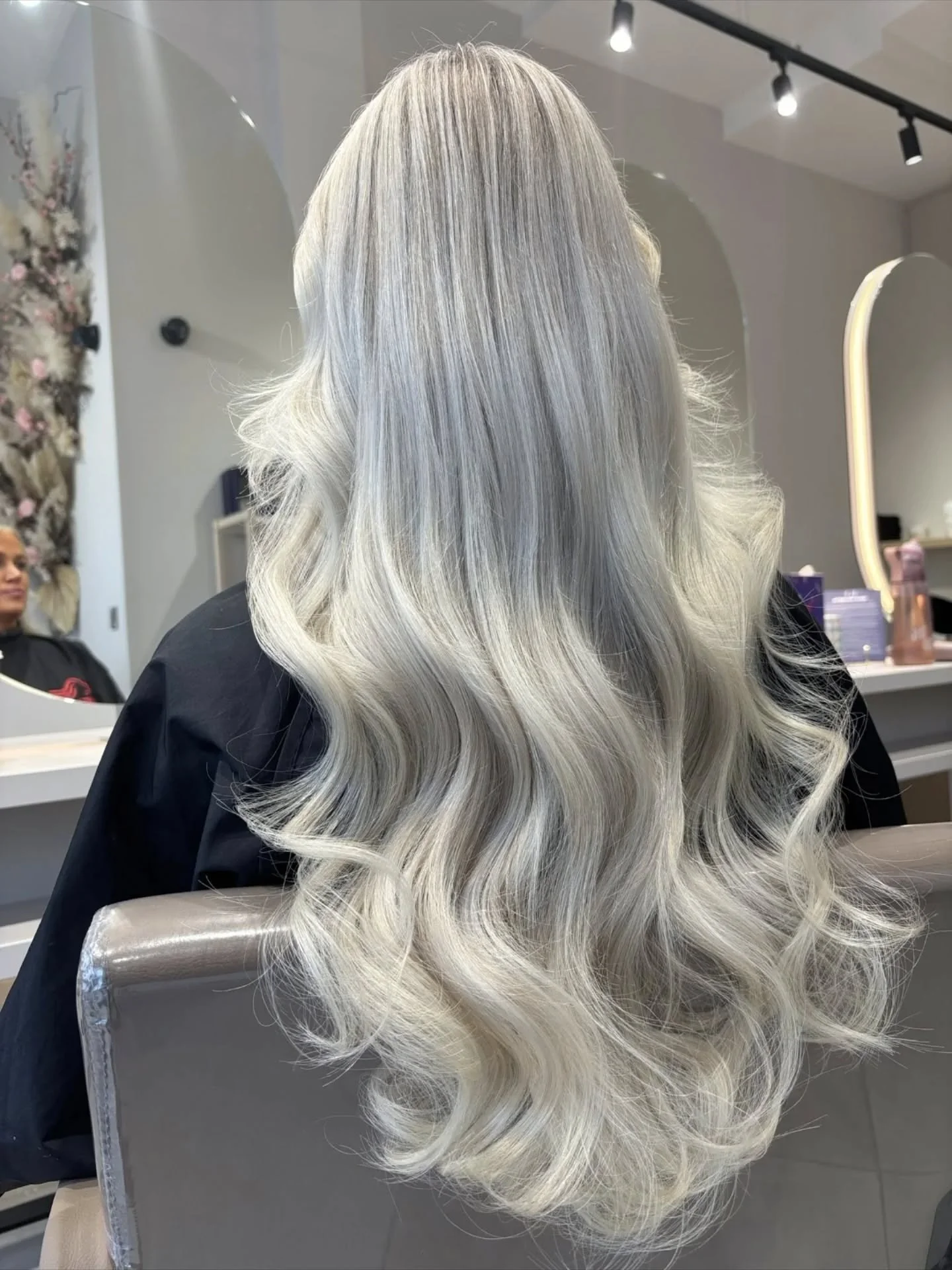 Stunning work from @soddoeshair in our Limerick salon😍🙌🏽

Full head of highlights and a 3/4 head of GL mini keratin bonds applied🫶🏽

@wellahairuki @glhairextensions
#gorgeouslocks #gorgeouslockslimerick #limerickhair #blonde #hairextensions #ker