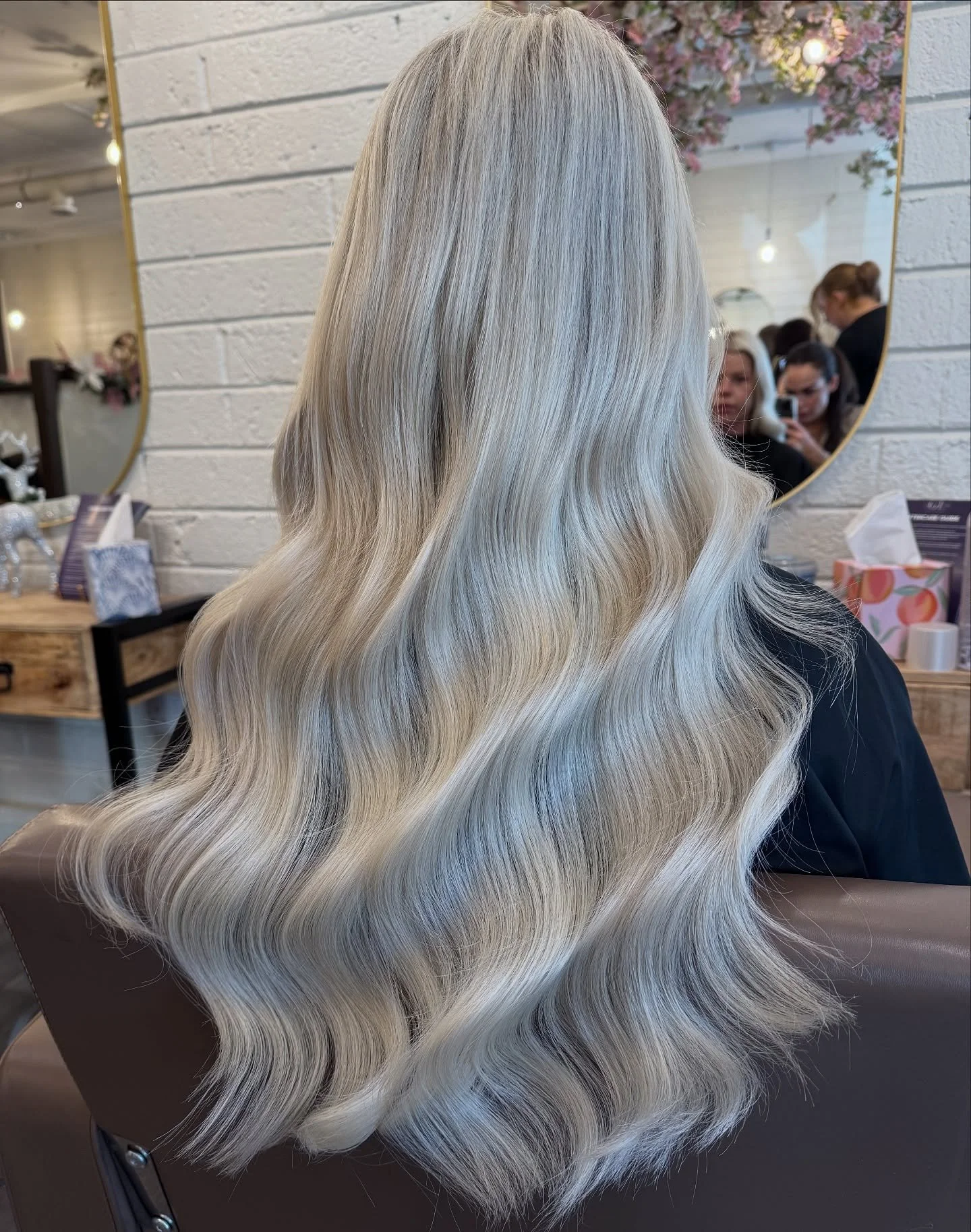 Elsa would be jealous of these extensions❄️🧊

Full head of tape weft and tapes🤌🏽

Using our @glhairextensions in shade Silver❄️

Extensions by @phoebemcvey 

#gorgeouslocks #tapes #tapeweft #hairextensions #galway #limerick