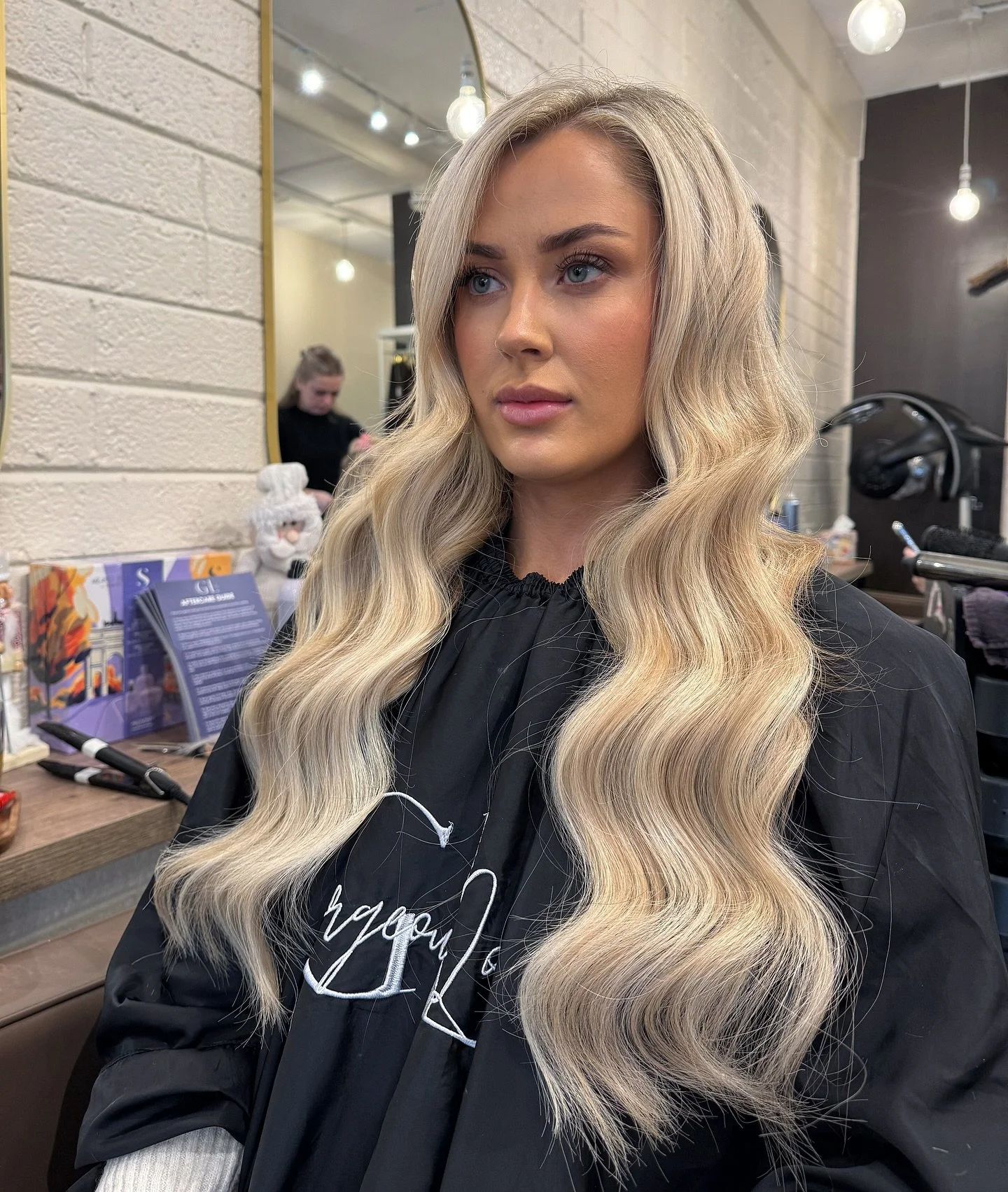 When your hair is ready or Christmas🤌🏽😍

#gorgeouslocks #hairextensions #keratinbonds #galwayhairsalon #limerickhairsalon