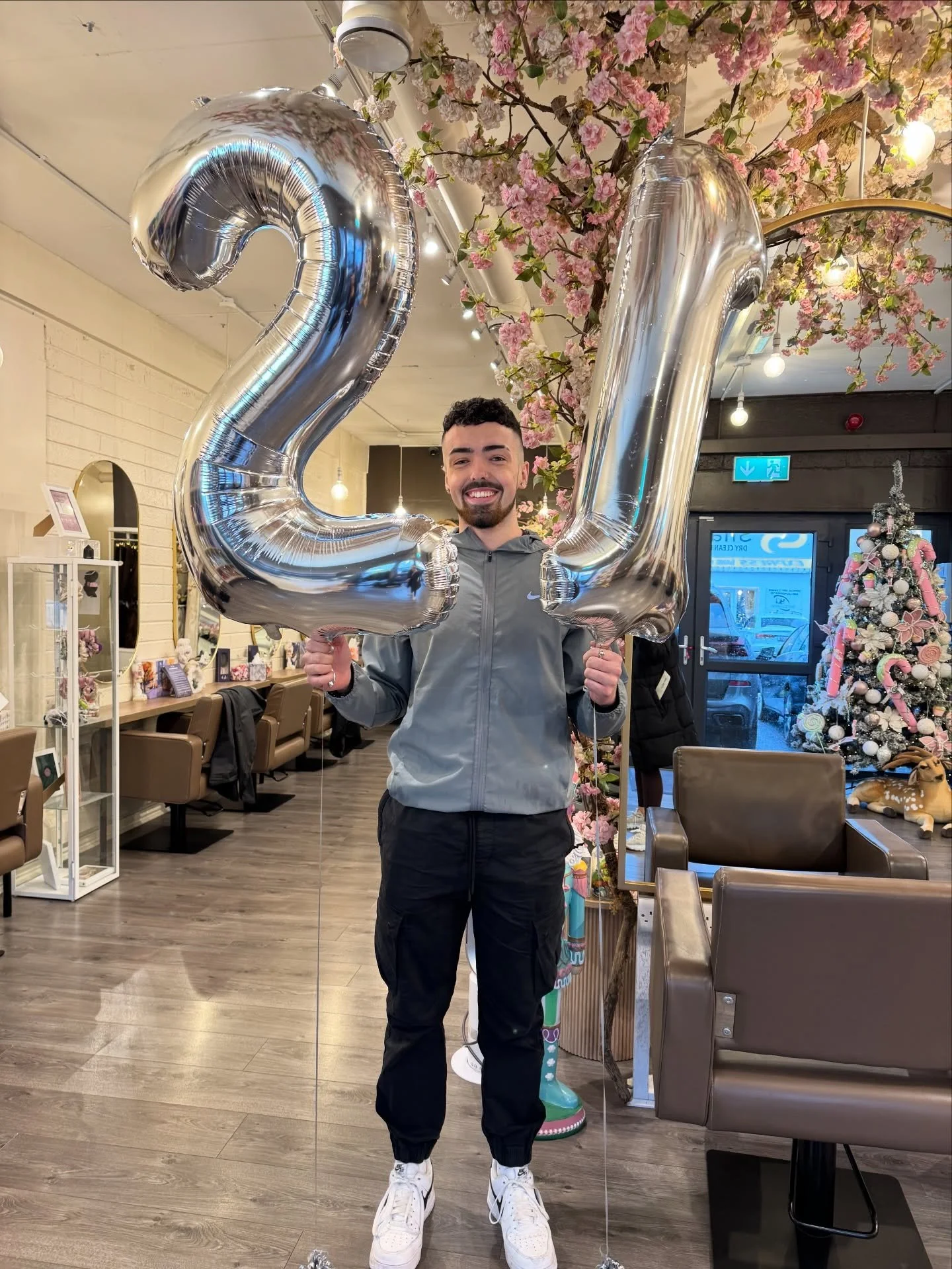 Happy 21st Birthday to our Joey🥰🎂
Have the best day love your salon family💕 #21today