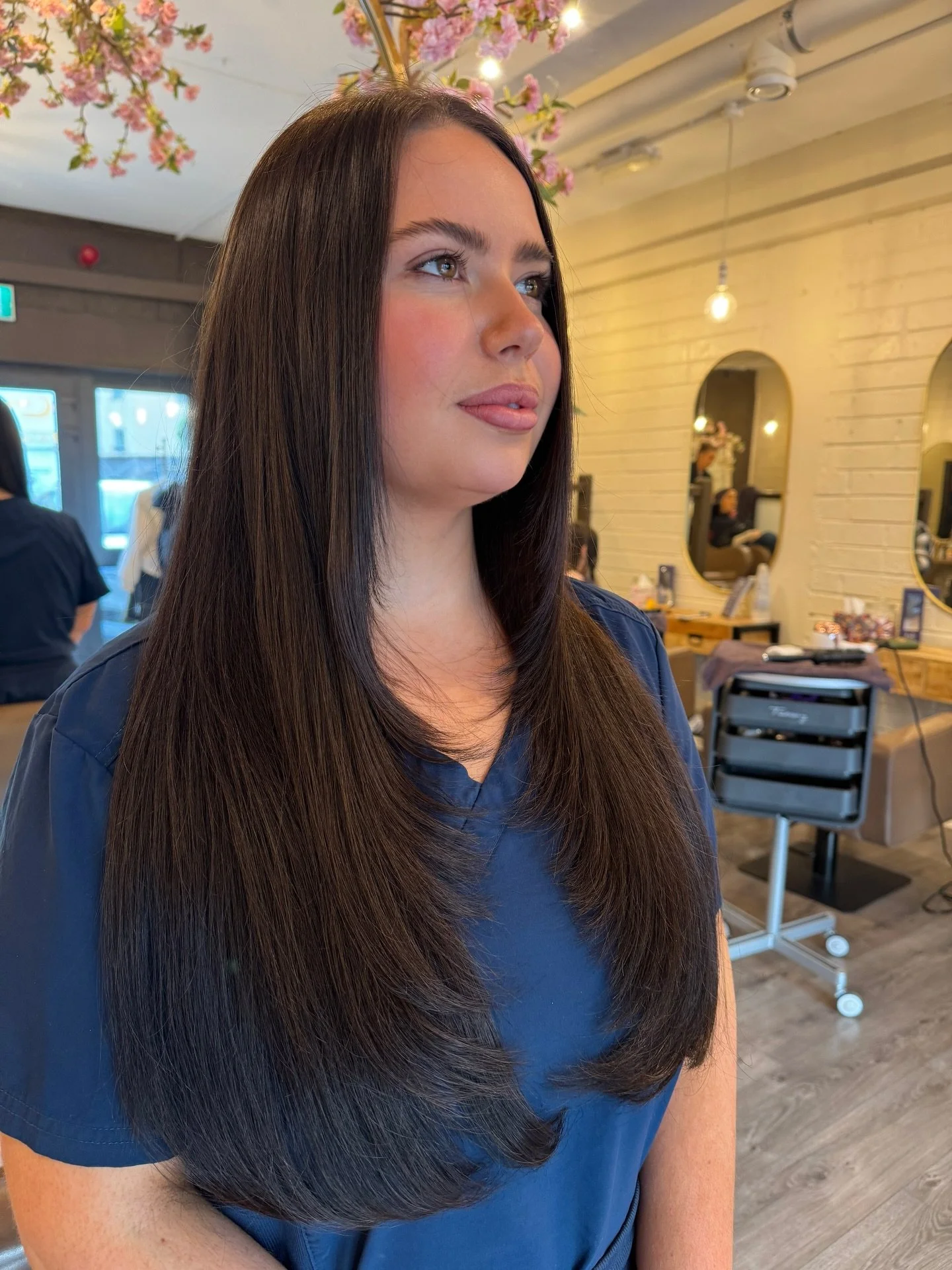 A full head of mini keratin bonds and face framing layers = Happiness🤌🏽😍

Extensions by Phoebe✨ 
#gorgeouslocks #hairextensions #galwaysalon #limericksalon #keratinbonds