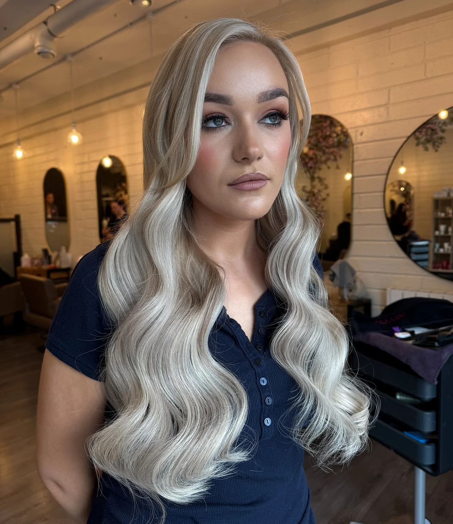 The stunning super star @claudiabuckley_ was in today to get the full works🥰

Colour by @hairrbysophie using all @wellaprofessionalsuki ❤️

Extensions by @phoebemcvey using a full head of our @glhairextensions mini keratin bonds🥰

#gorgeouslocks #h