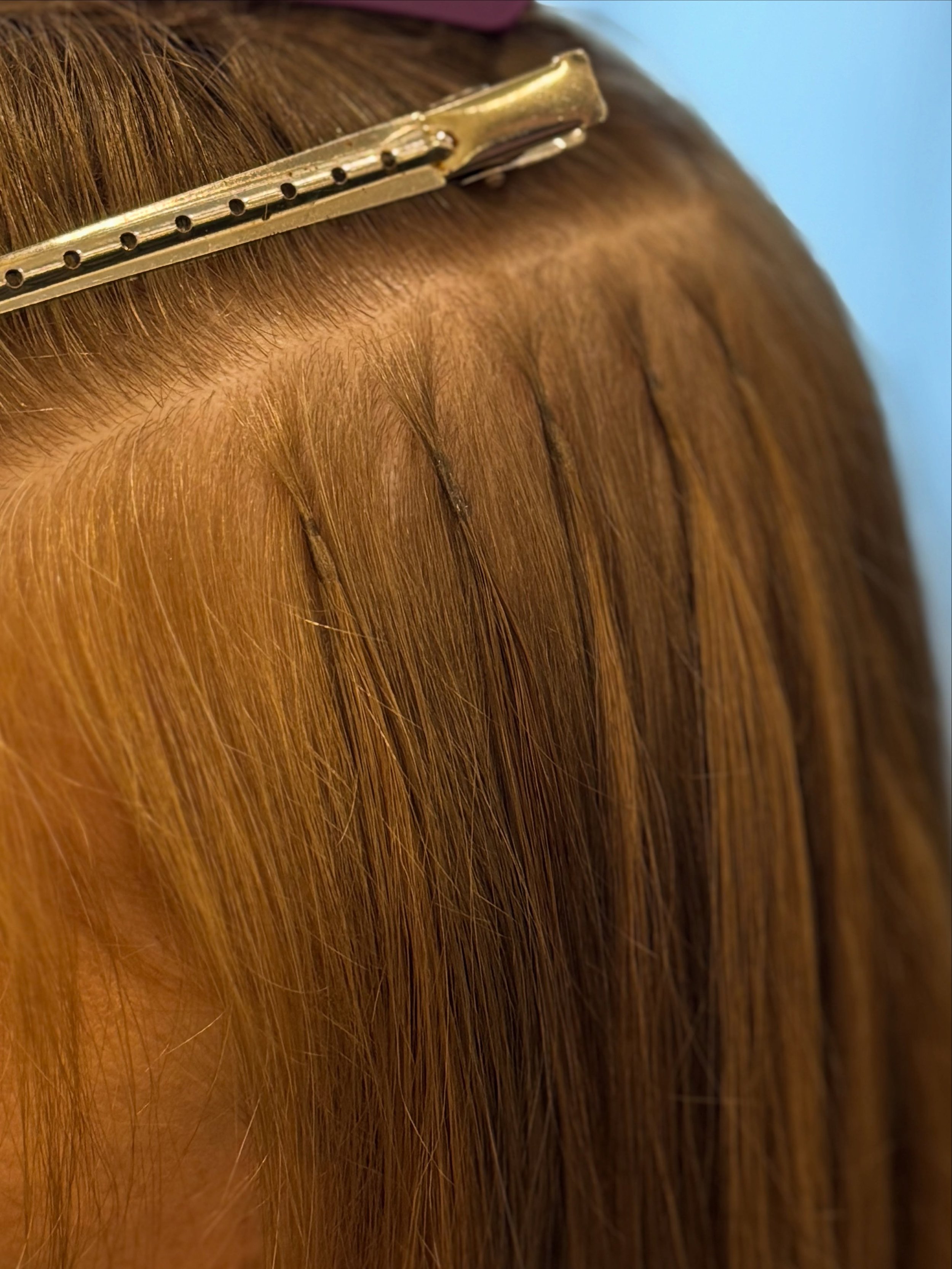 Up close of our mini keratin bonds🥰🤌🏽

My client has finer hair around the front of her hairline I always make sure the placement is perfectly mapped out and that the bond size matches the density of the hair especially in finer areas of her hair.