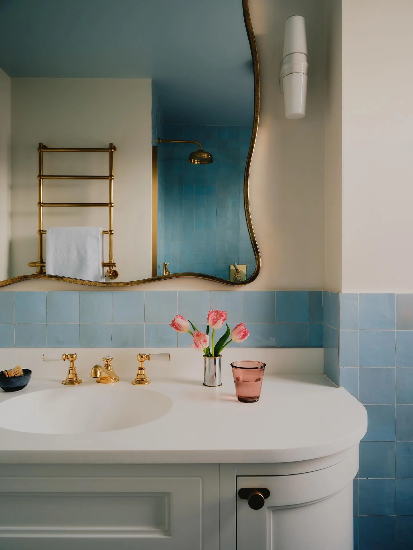 Cleopatra vibes for the principal suite in our Dulwich Village project. It feels like a hot minute since we completed this house, back in September 2024. We worked closely with our wonderful client and brilliant @frahergroup to bring it back to life,