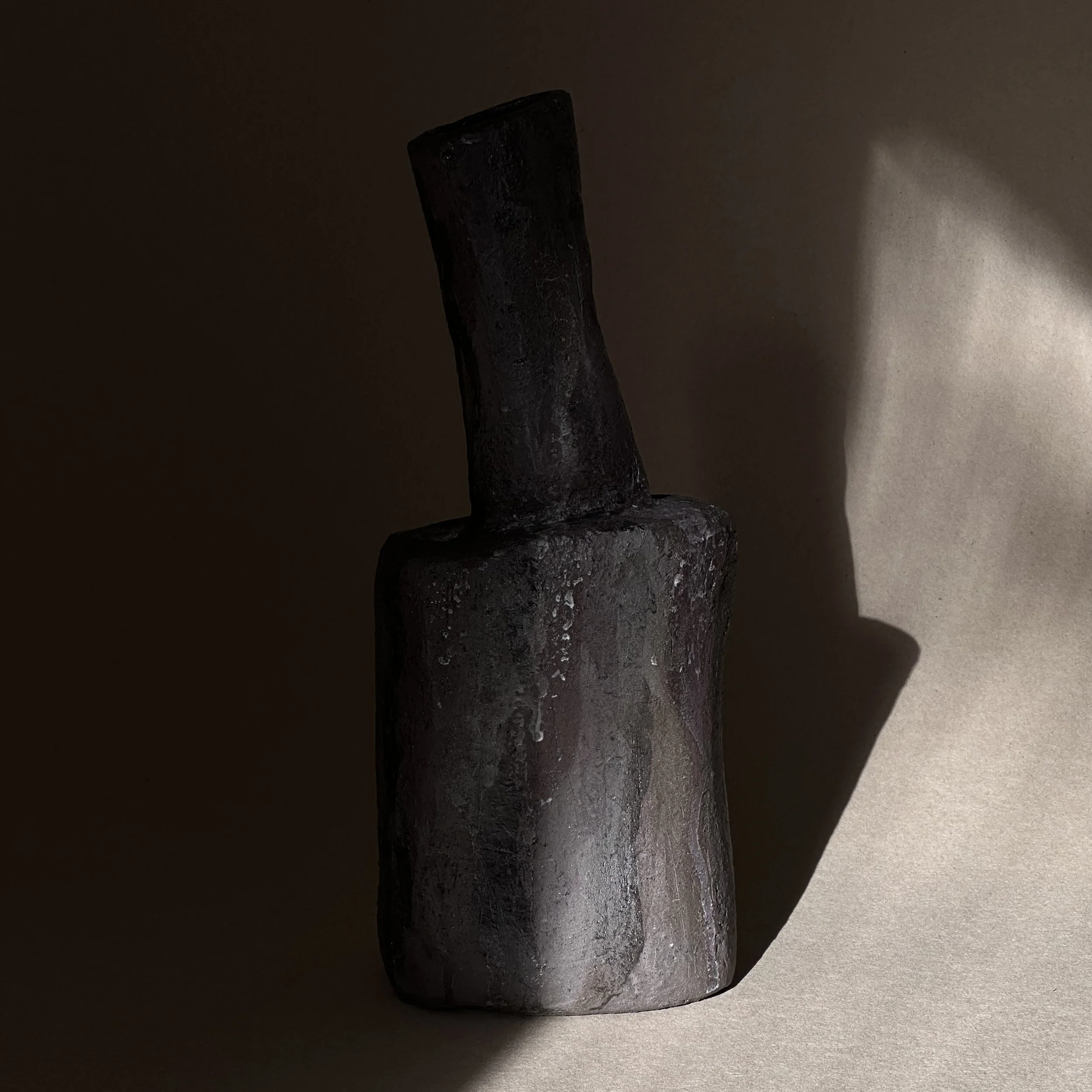 Tawhito Vase XL_dark.jpg