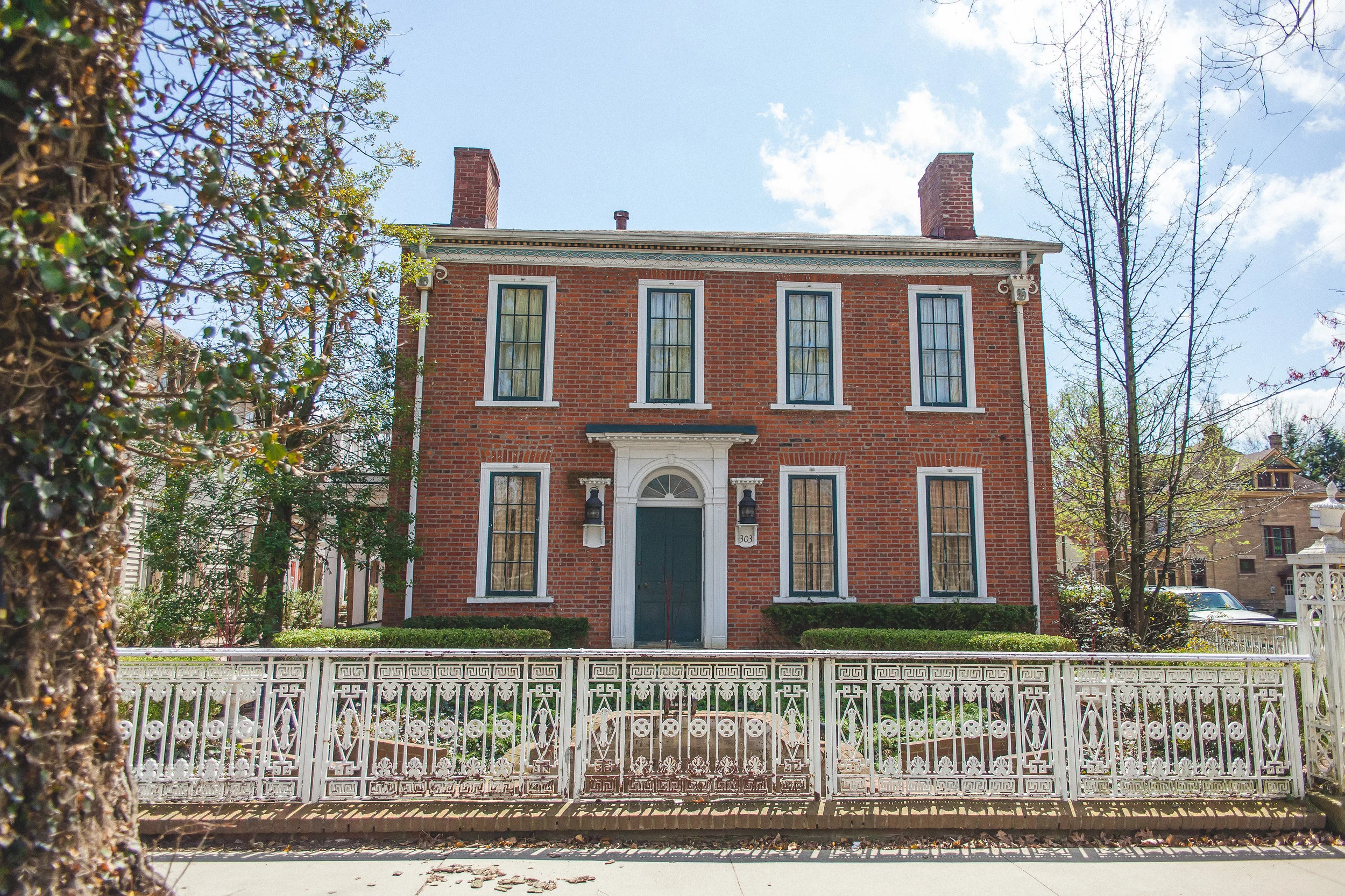 Rooms + Suites — Buxton Inn