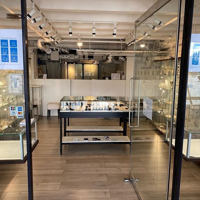 #JeDeCo is now open again. Slightly reduced hours, but sanitised and all precautions taken for the safety of our costumers. We look forward to seeing you soon. @Jedeco @oxotowerwharf #shopopen #welcome #lookingforwardtoseeingyou #oldandnew #jewellery